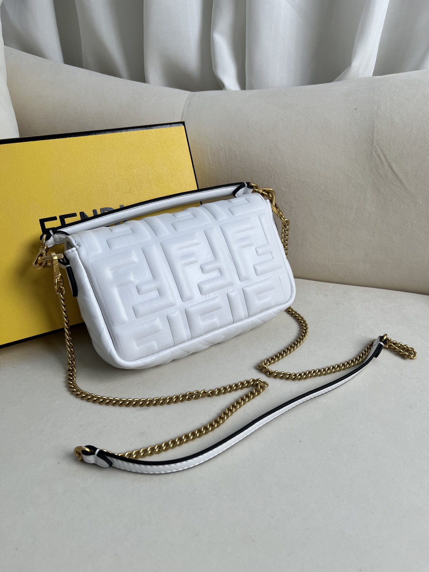 handbags FENDI 212 size:19*11.5*4cm - vstockx