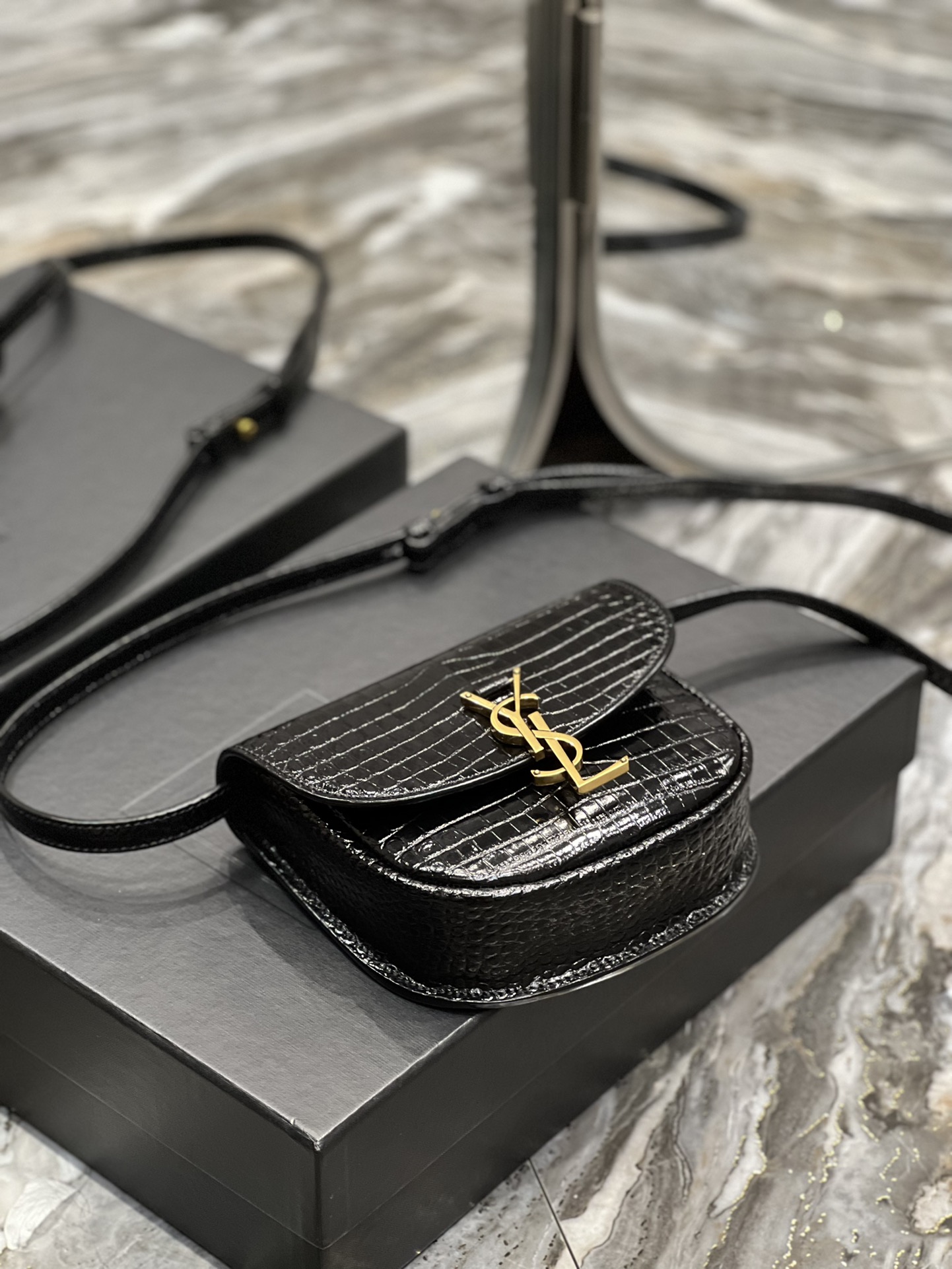 Handbags SAINT LAURENT 619740 size 18x15.5x5.5 cm - vstockx