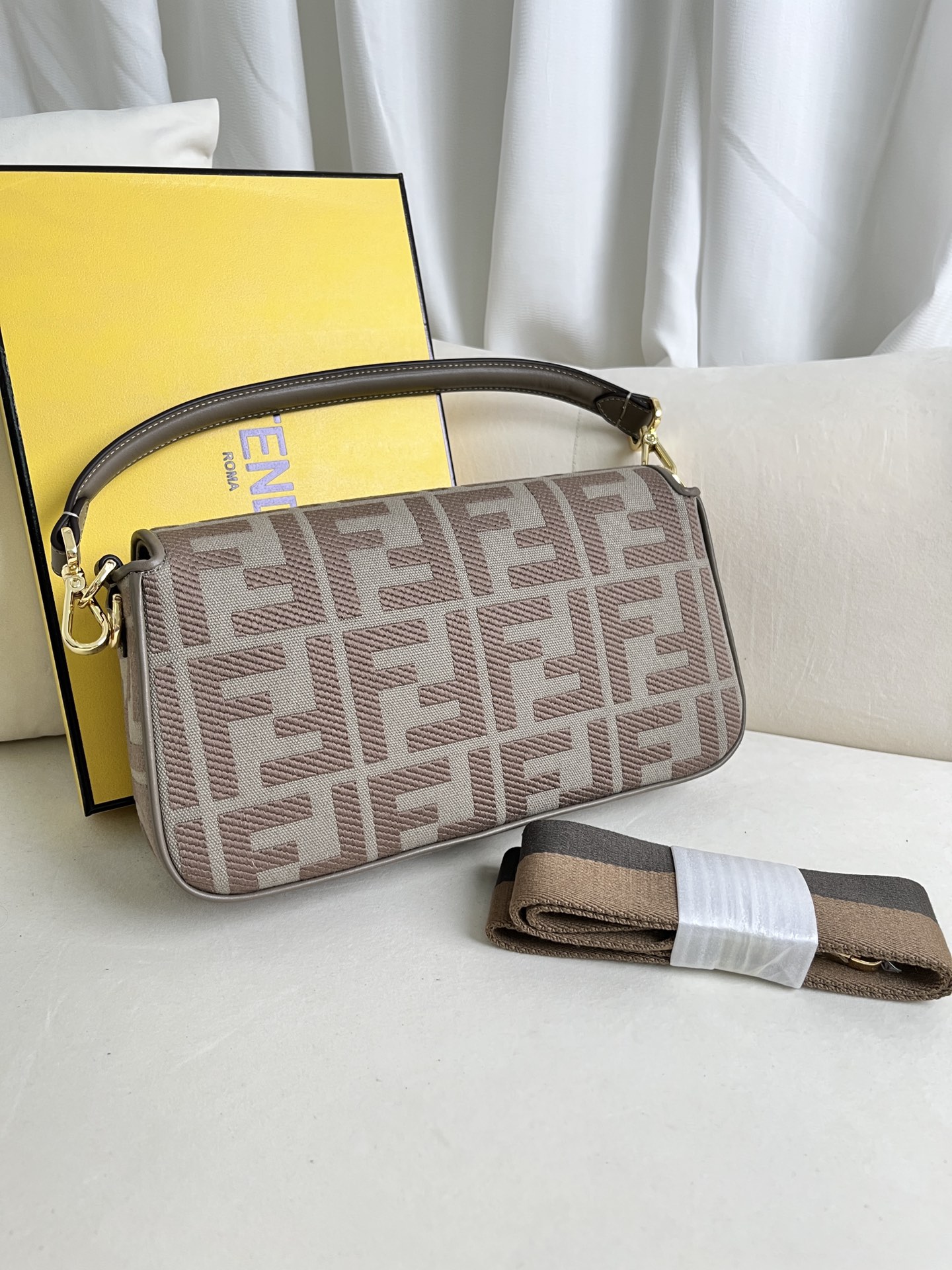 handbags FENDI 0159 size:26*5*15cm - vstockx