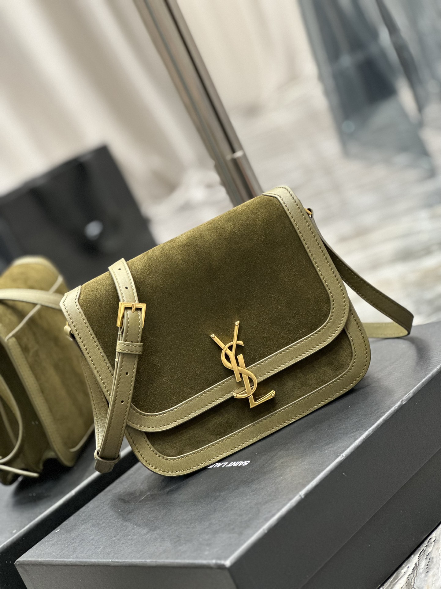 Handbags SAINT LAURENT 635025 size 22x18x5 cm - vstockx