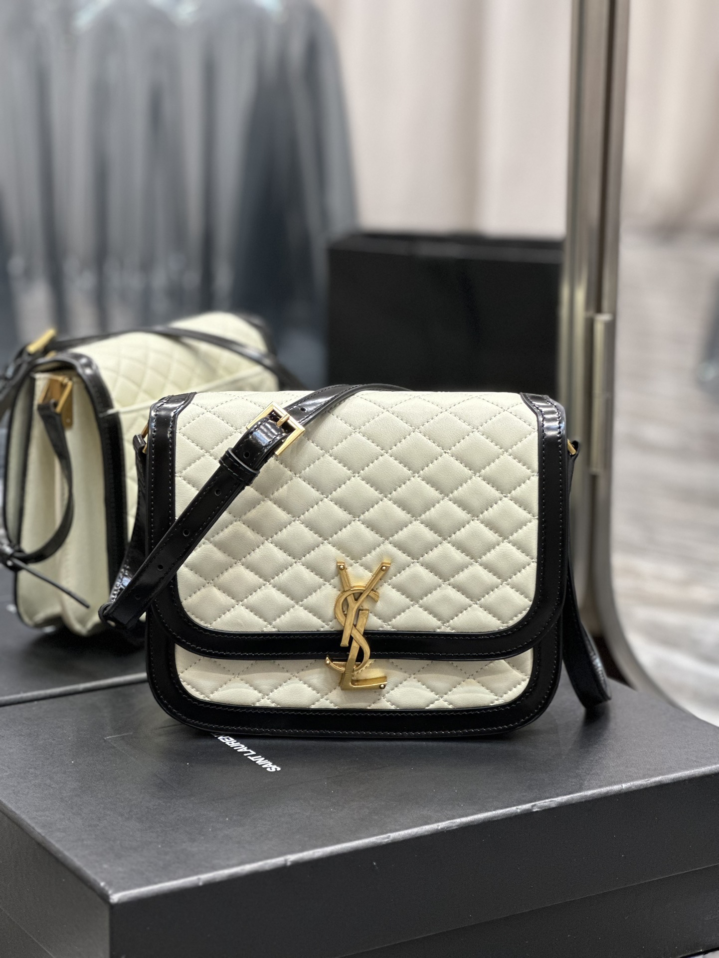 Handbags SAINT LAURENT 635025 size 22x18x5 cm - vstockx