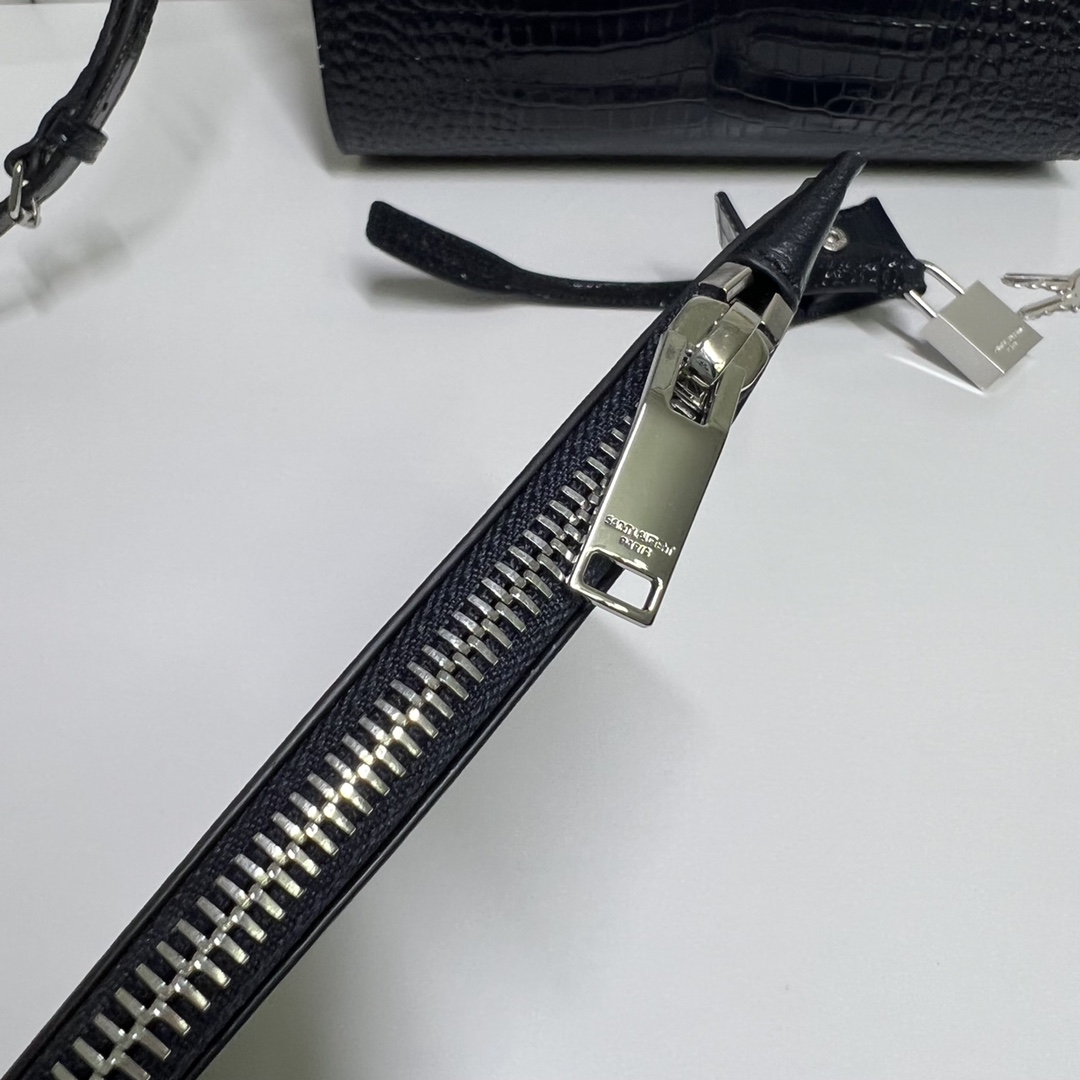 Handbags SAINT LAURENT 421863 size 26*20.5*12.5 cm - vstockx