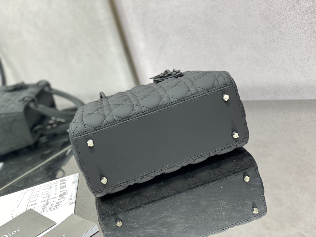 Handbag Dior size 24 cm - vstockx