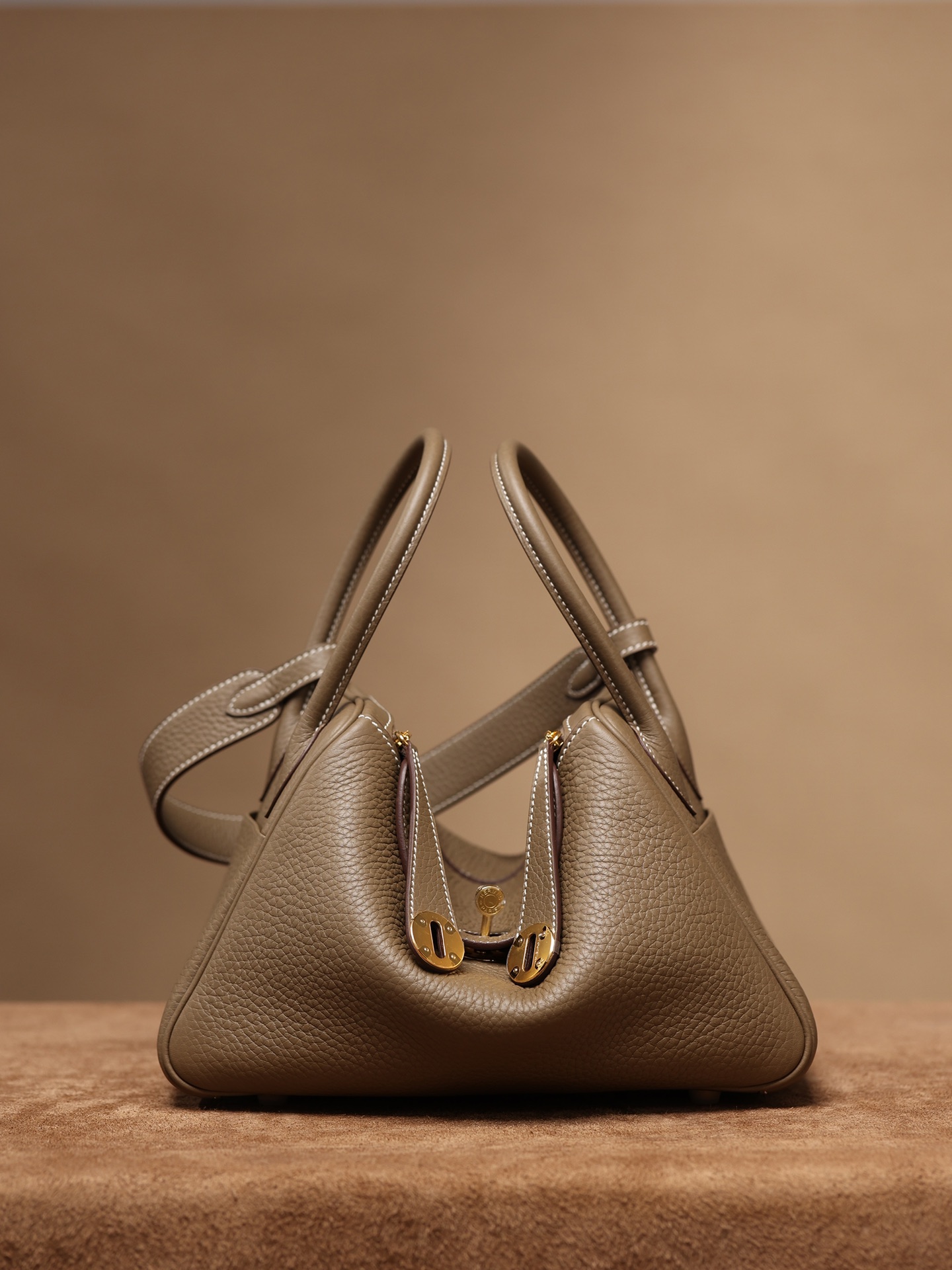 Handbags Hermes Lindy size:26x 18x14 cm - vstockx