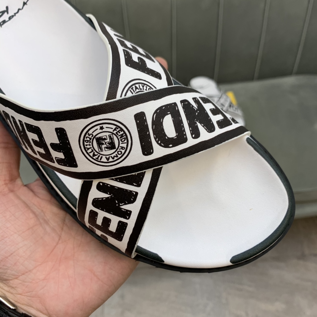 Fendi Slides 10 - vstockx