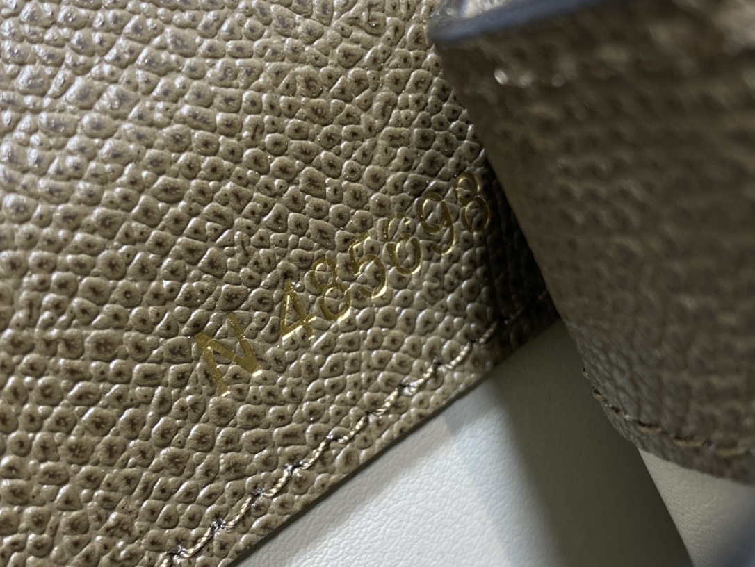 Handbag VALEXTRA size *'* - vstockx