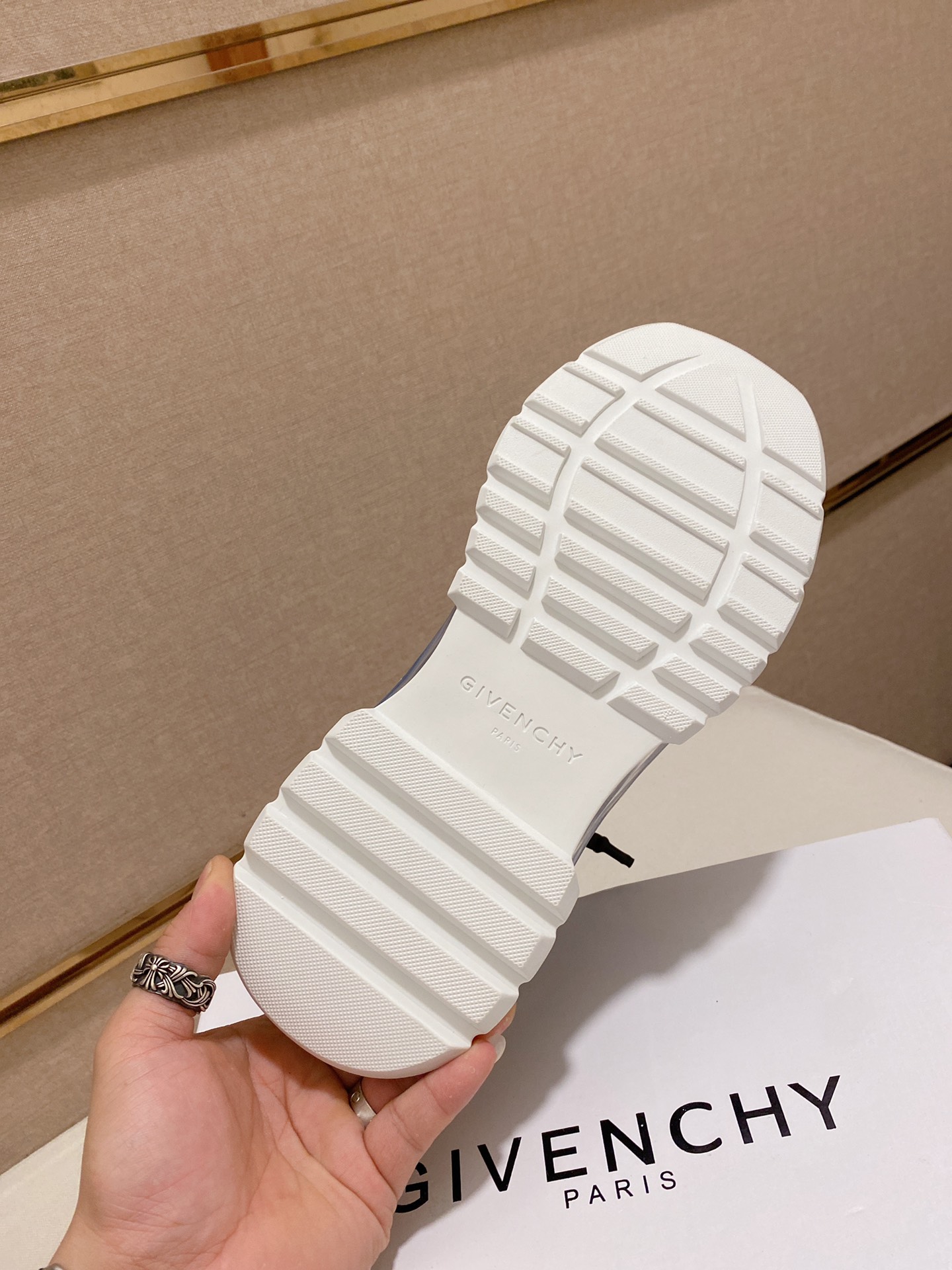 Givenchy Spectre Zip Sneakers 5 - vstockx