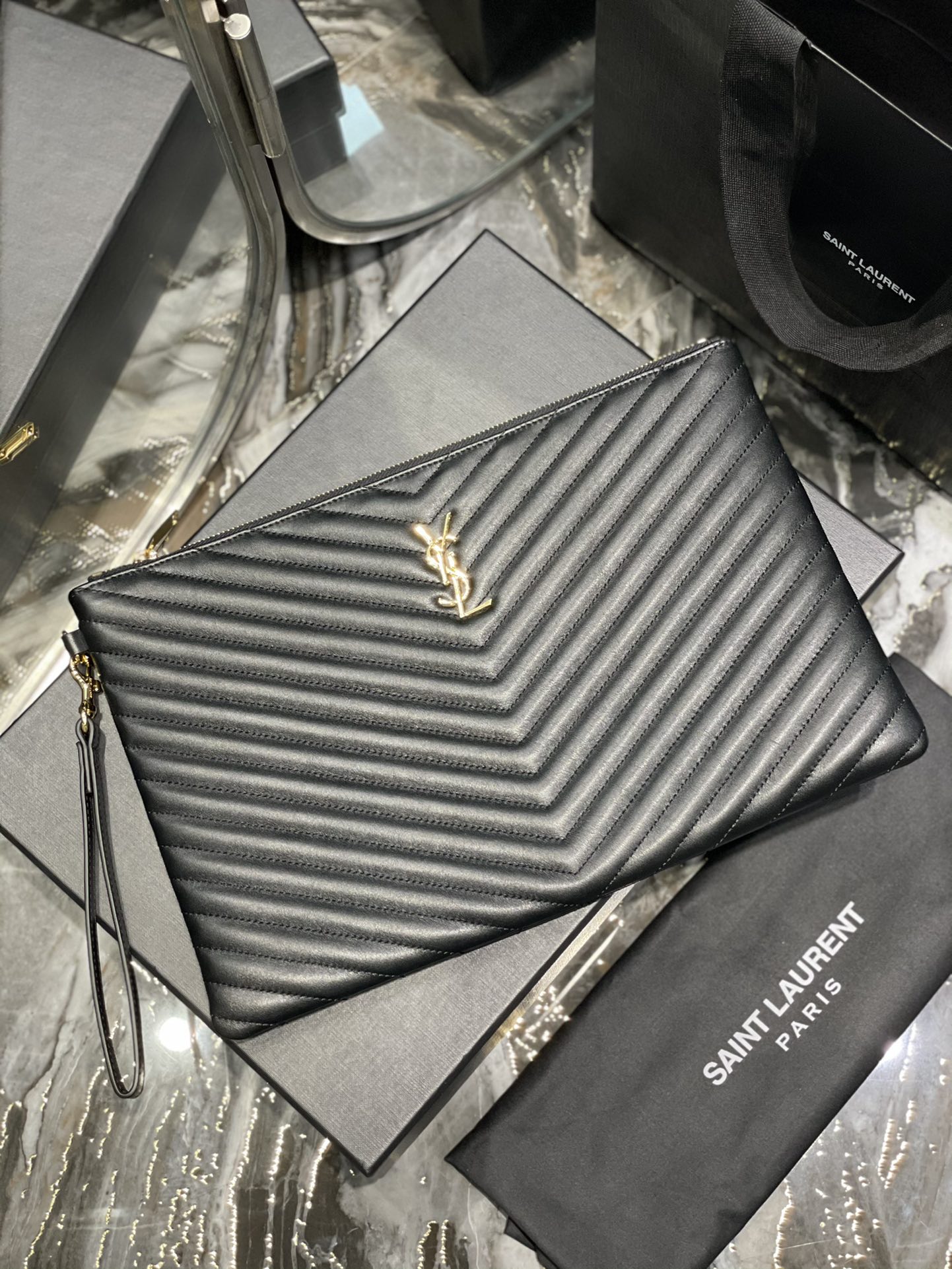 Handbags SAINT LAURENT 440222 size 36x24.5x2.5 cm - vstockx