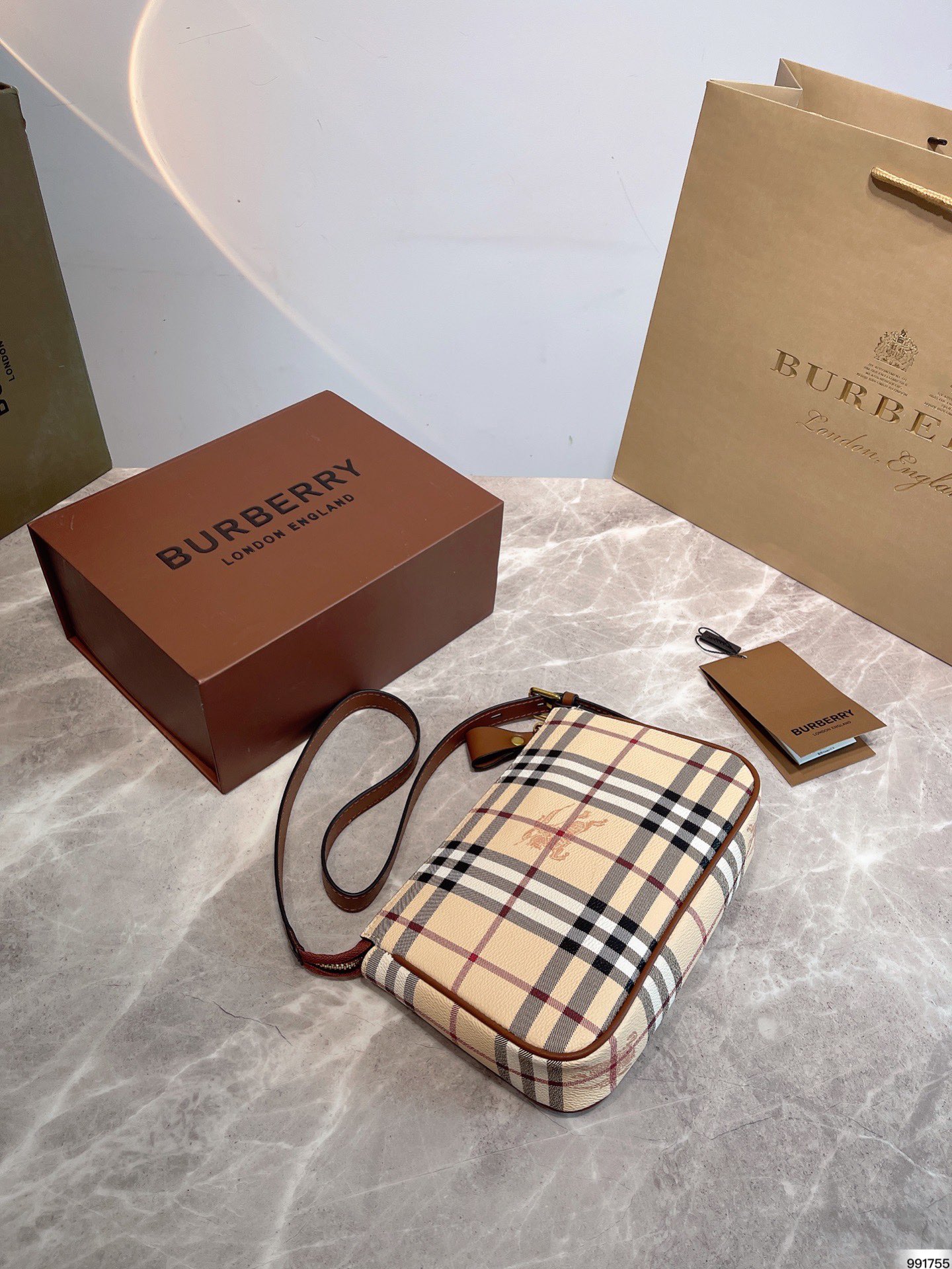 Burberry Խ  Խ        ܾ û аͱ          Ķ  ĸо   ֮ǰҲֻ          Ƭ  ߴ 21 cm x 14cm - vstockx