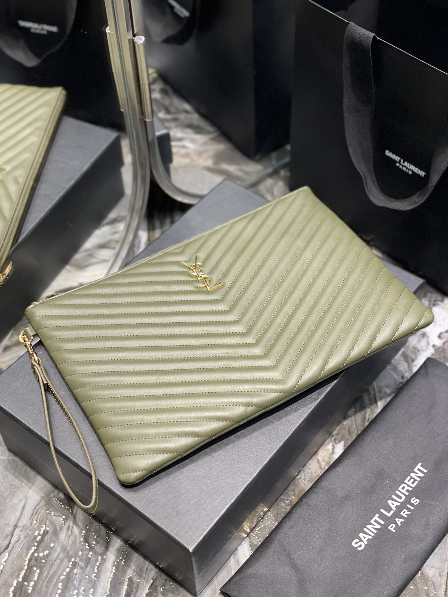 Handbags SAINT LAURENT 440222 size 36x24.5x2.5 cm - vstockx