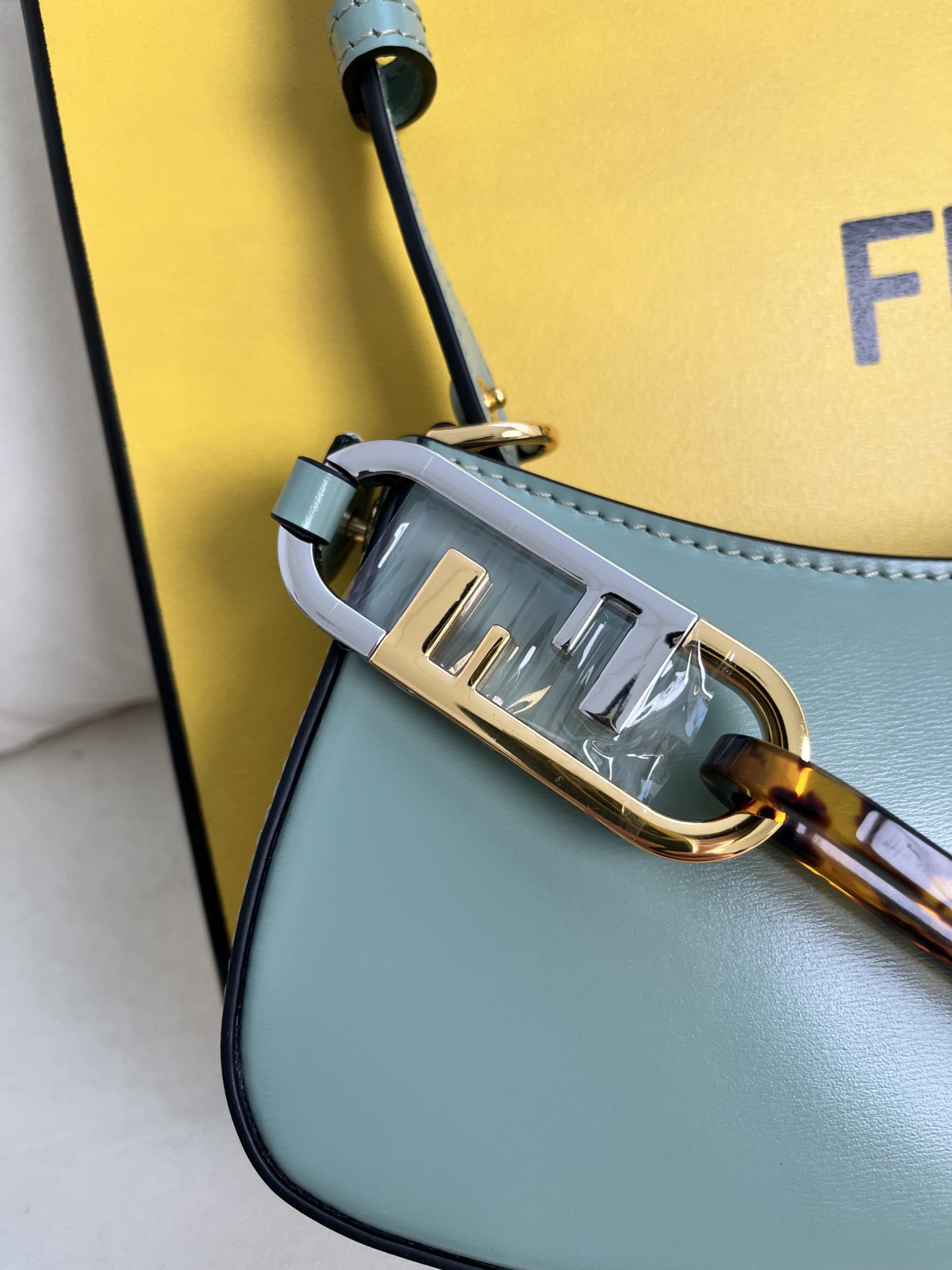 handbags FENDI 225 size:32*11*5cm - vstockx