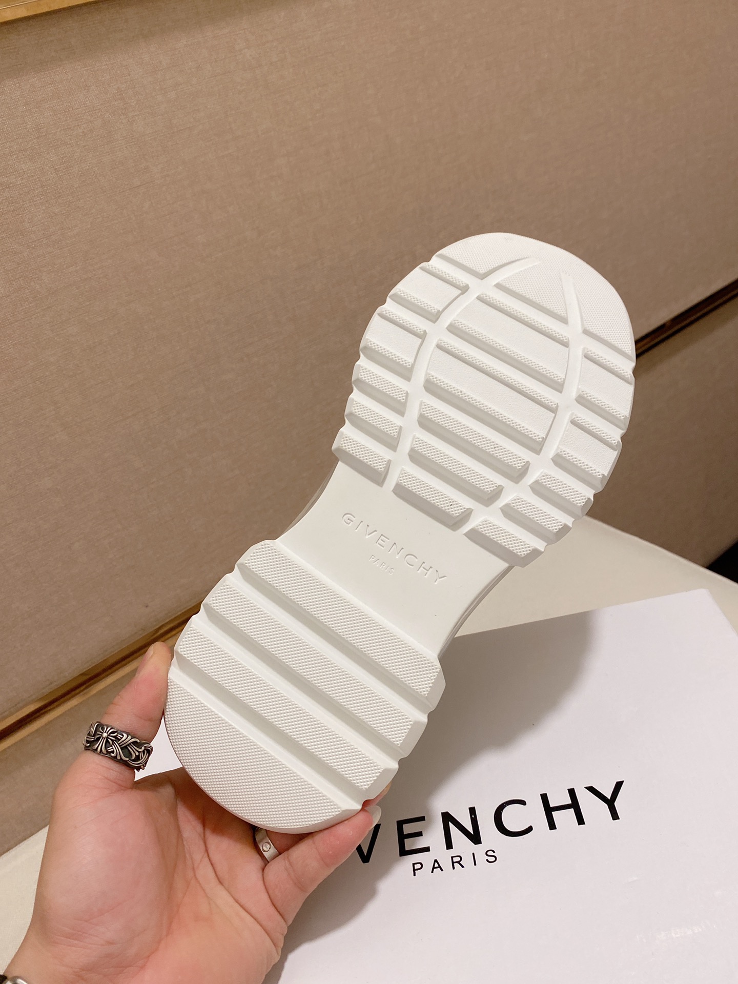 Givenchy Spectre Zip Sneakers 11 - vstockx