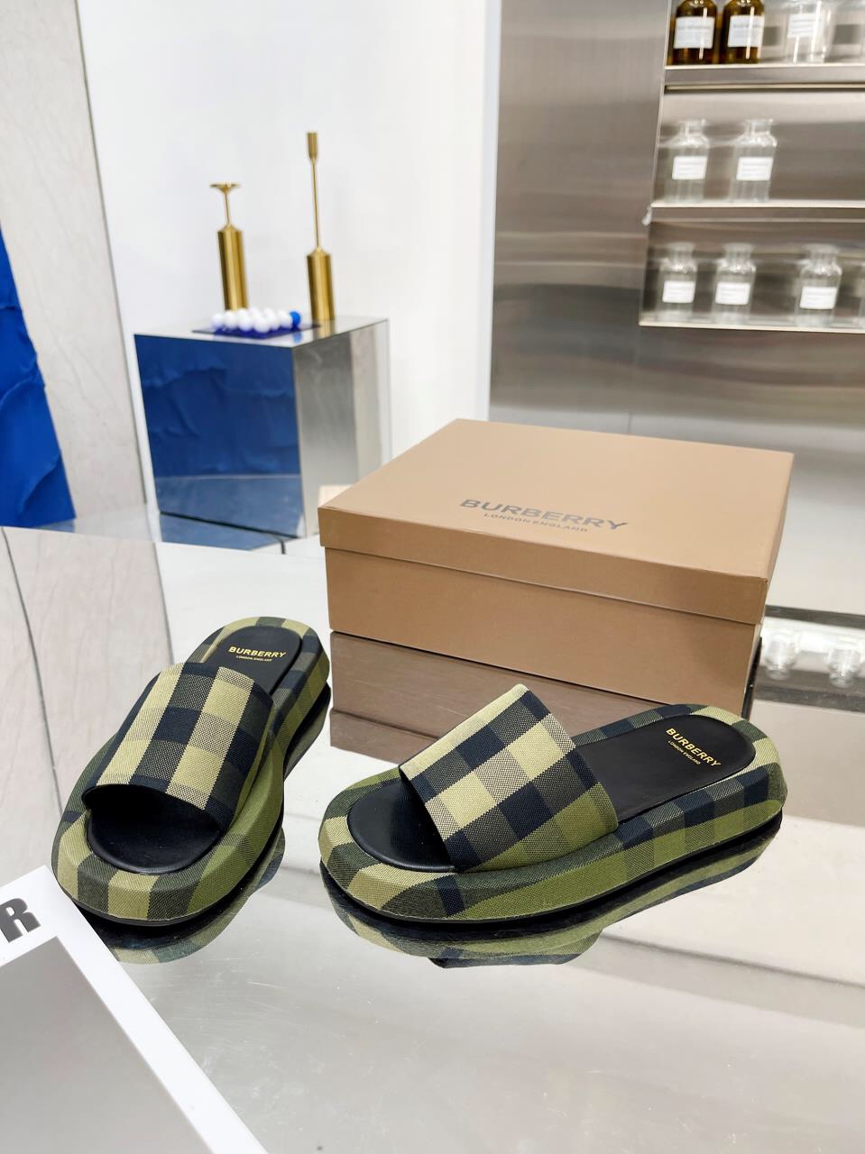 BURBERRY Buckingham Slides WOMEN 1 - vstockx