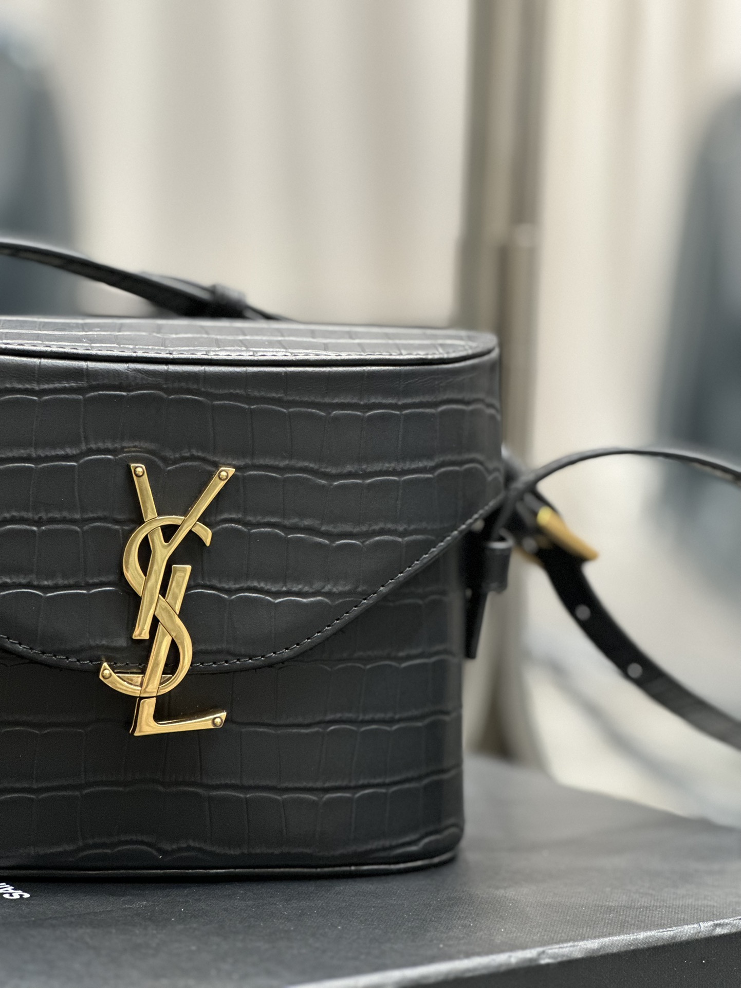 Handbags SAINT LAURENT 710080 size 19  15  8 cm - vstockx