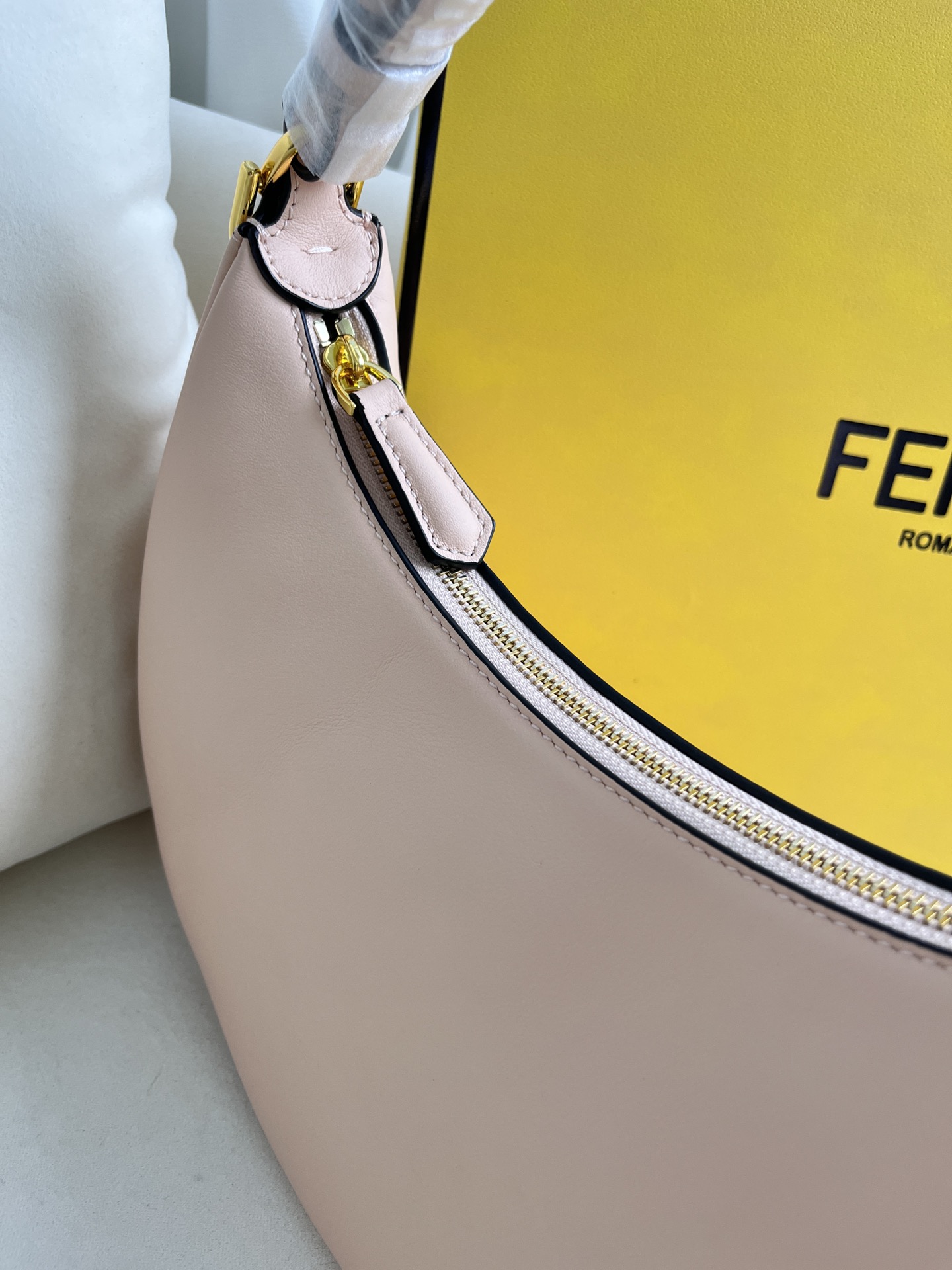 handbags FENDI 205 size:29*24.5*10cm - vstockx