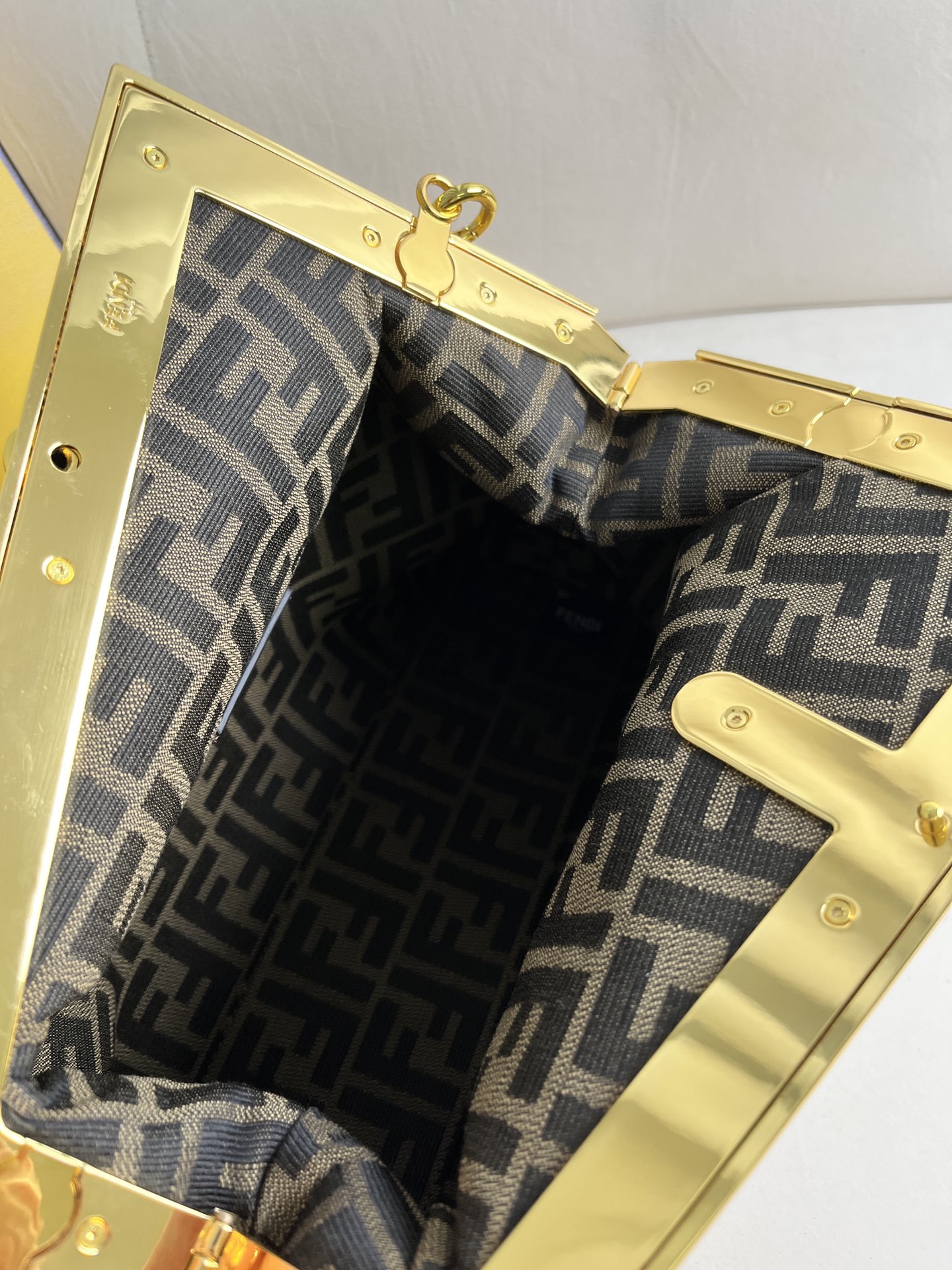 handbags FENDI 209 size:32.5*15*23.5cm - vstockx