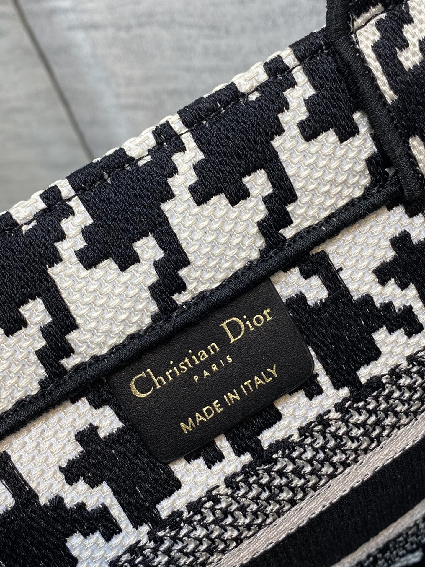 Handbags Dior Book Tote 8001 size:26*8*22 cm - vstockx