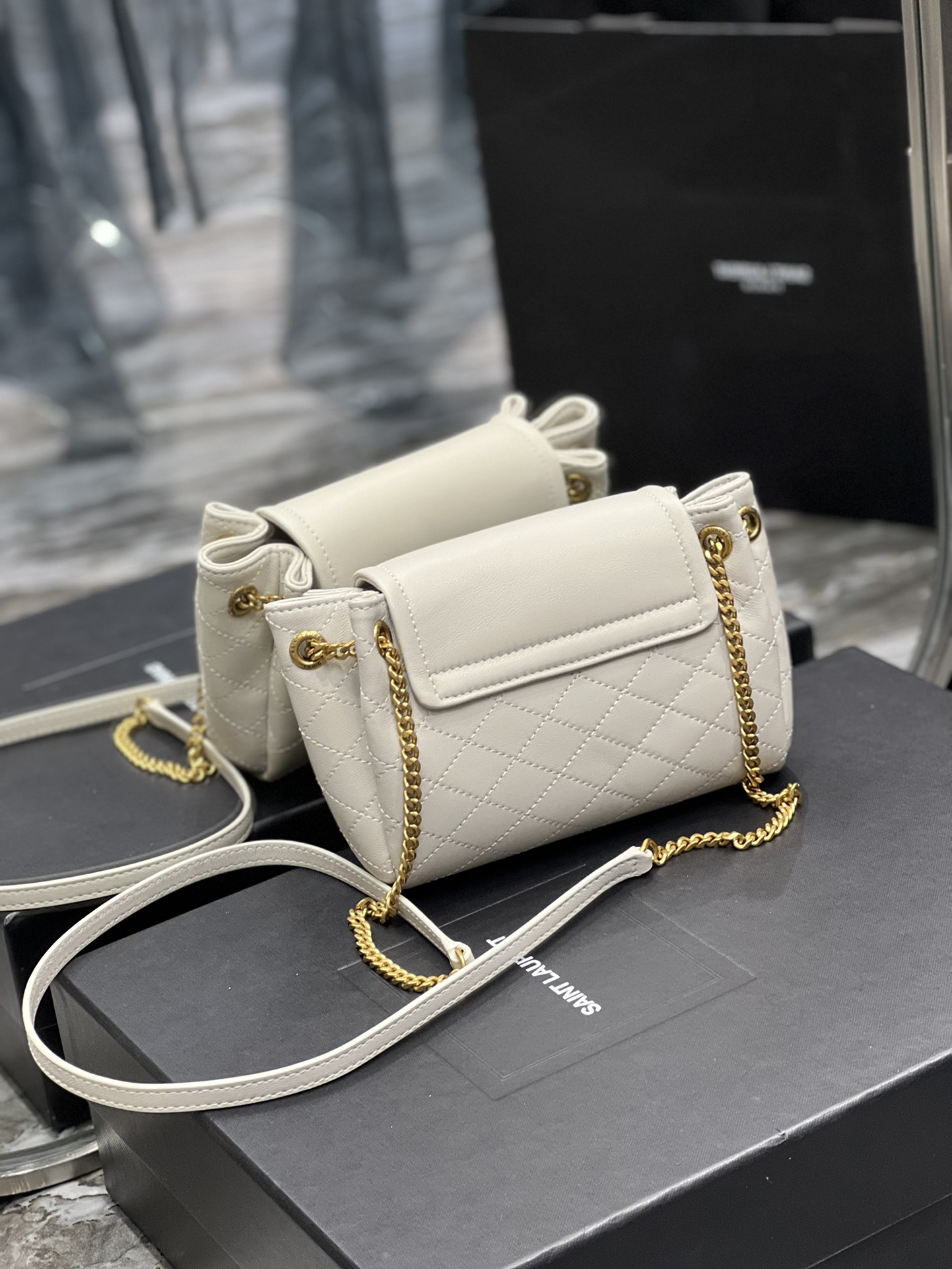 Handbags SAINT LAURENT 672738 size 18x13x6 cm - vstockx
