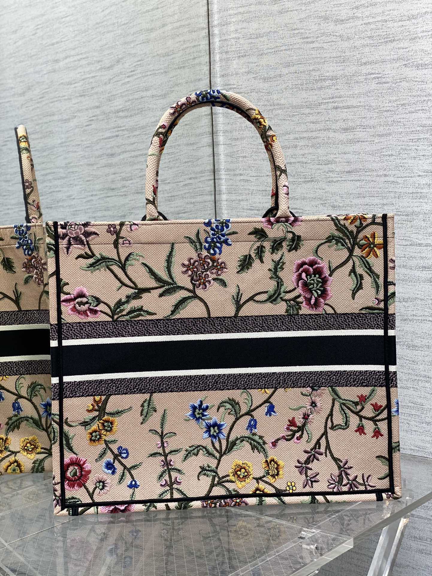 Handbag Dior size 42*18*35 cm - vstockx