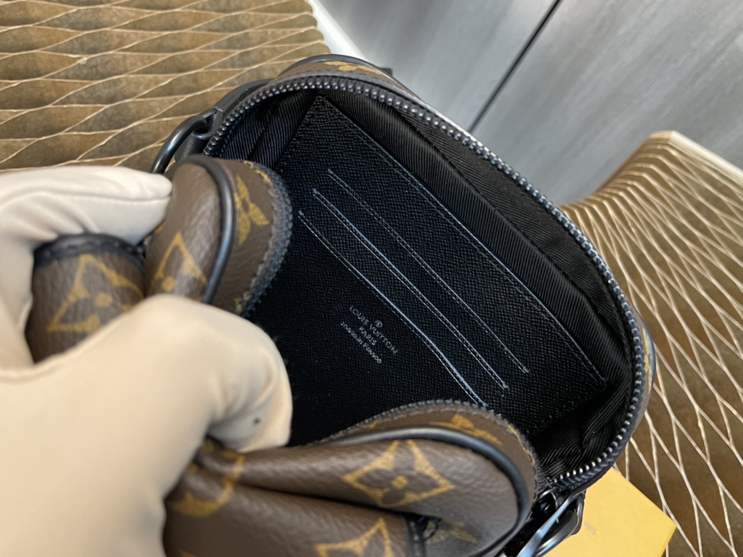 Handbag Louis Vuitton M69405 size 15x17x8 CM - vstockx