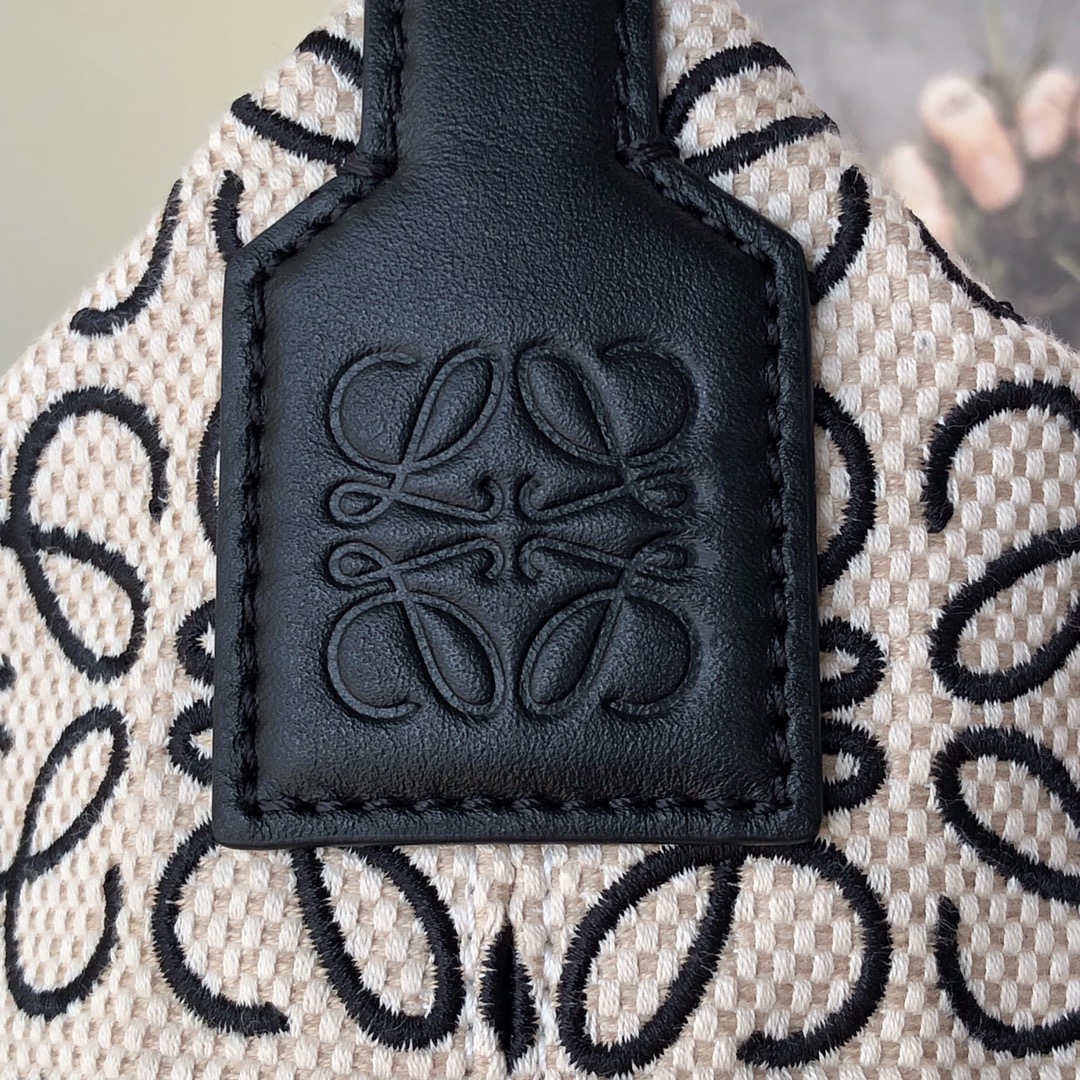 Handbags LOEWE  size:21-12-12.5 cm - vstockx