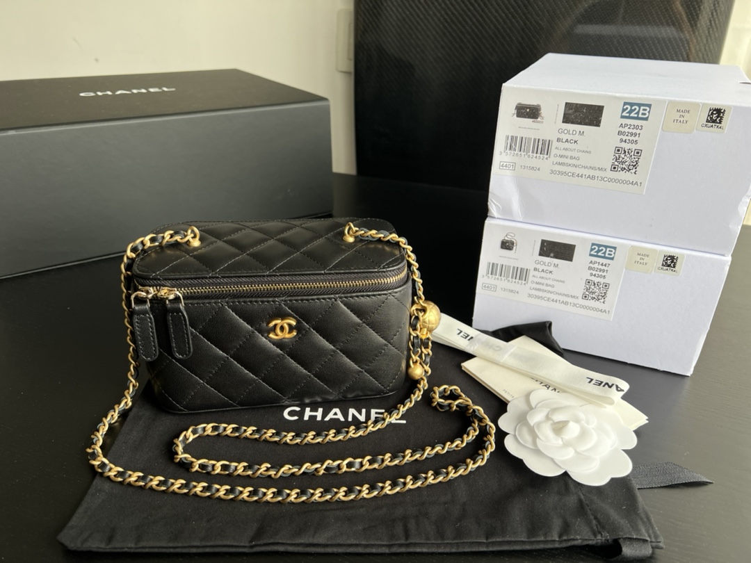 Handbag Chanel AP2303 size 17cmx9.5cmx8 cm - vstockx
