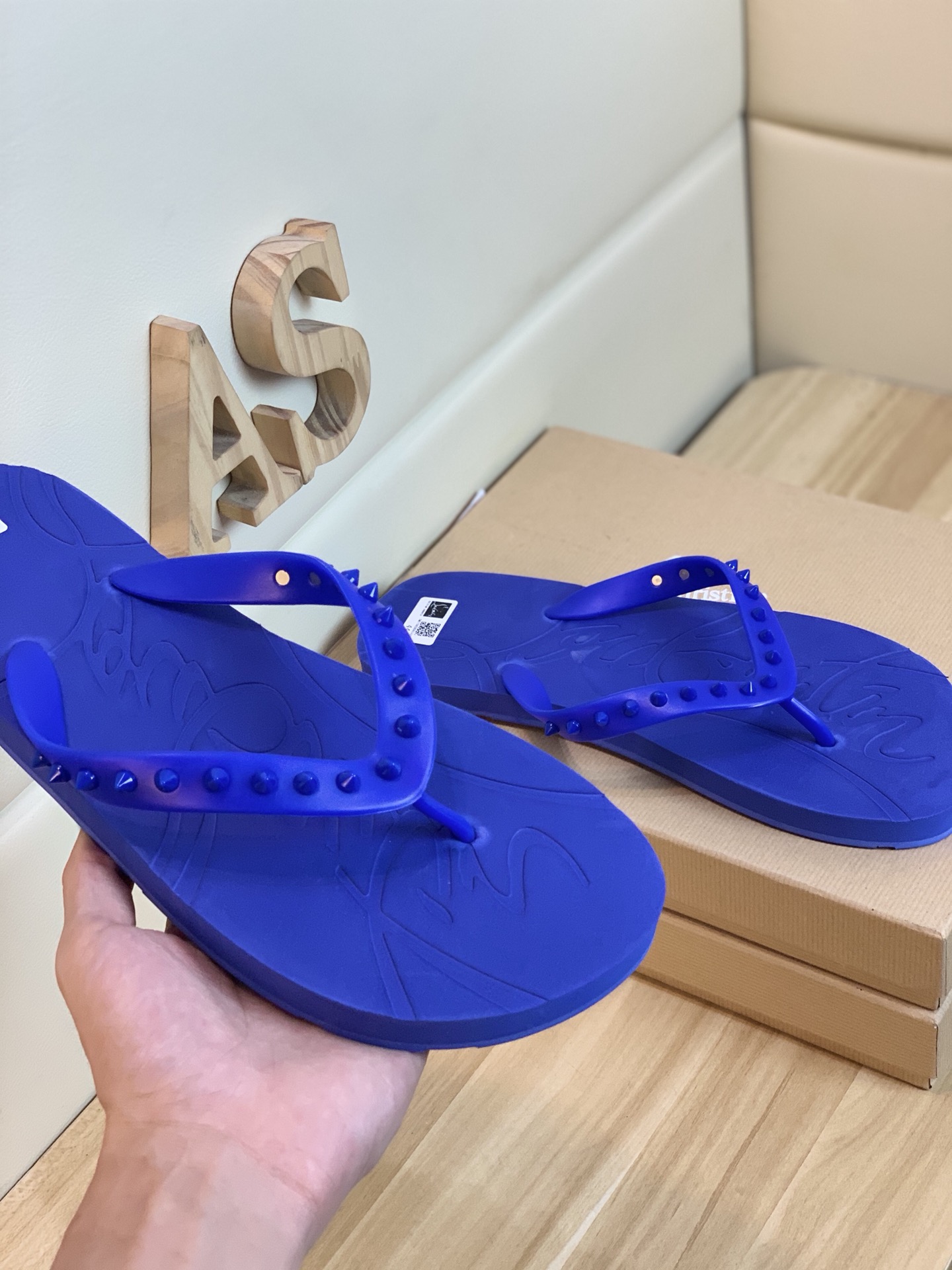 Christian Louboutin Loubi Flip Flat 1 - vstockx