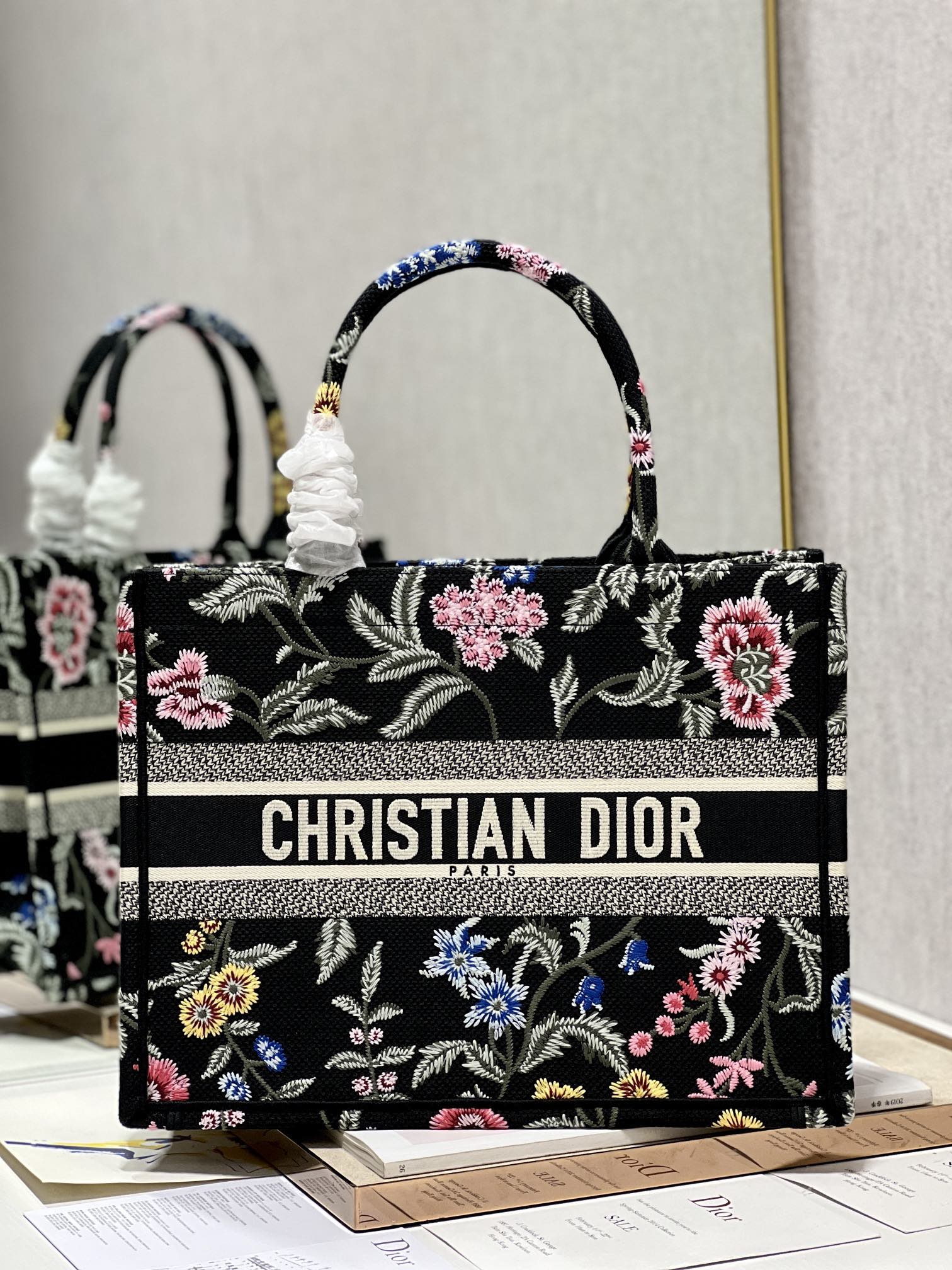 Handbag Dior 1286 size 36  28 cm - vstockx