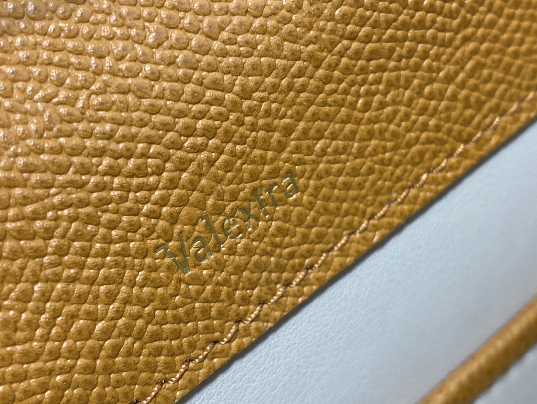 Handbag VALEXTRA size *'* - vstockx