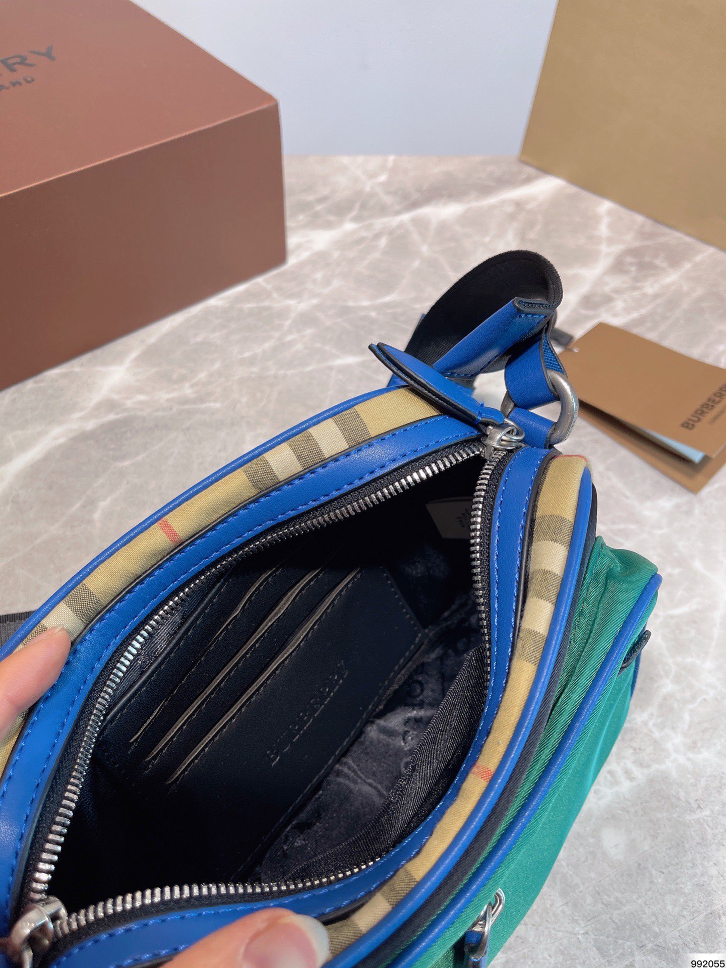 Burberry   ͱ      ෲͬ               ճ     21cm X14cm - vstockx