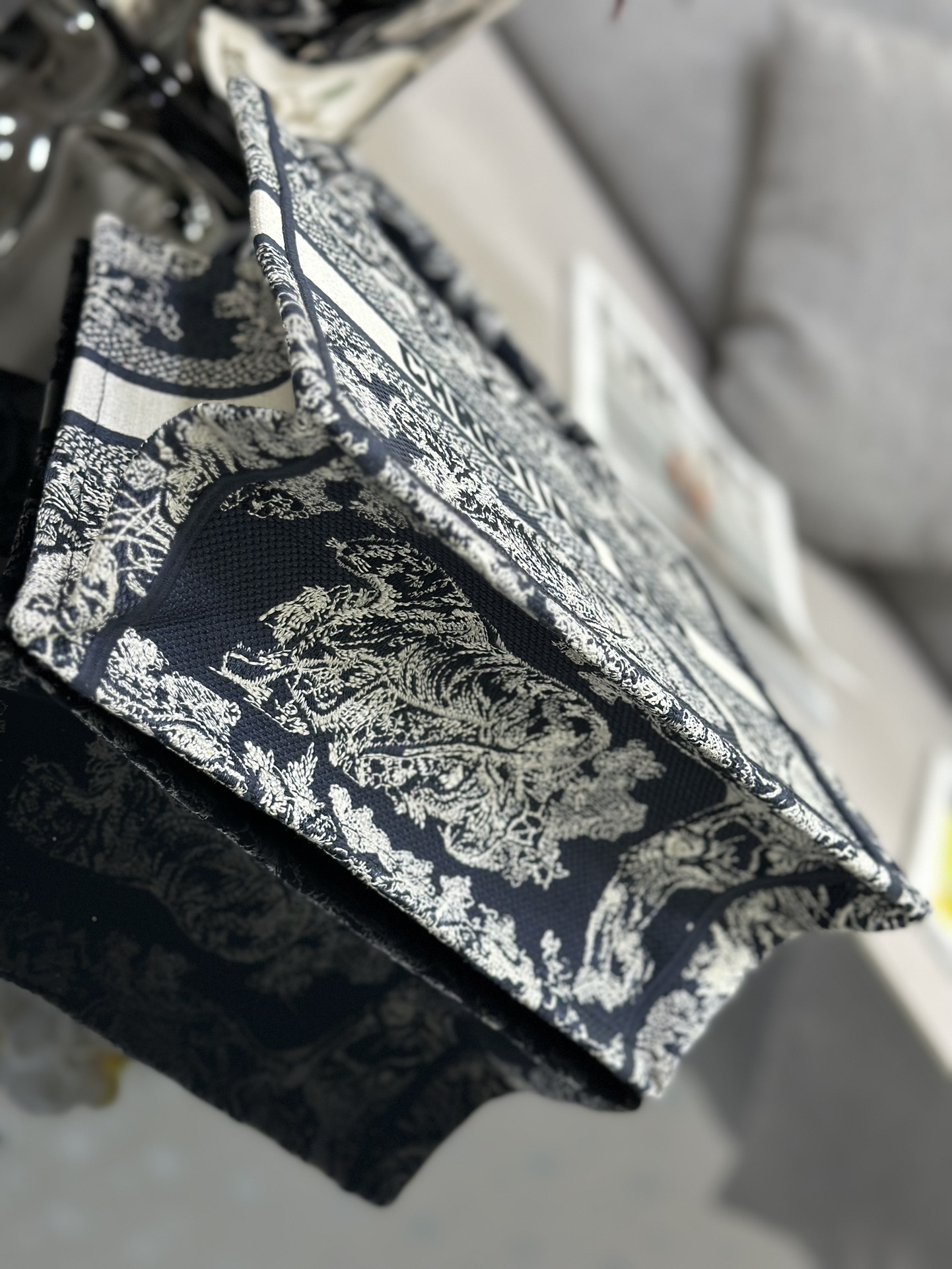 Handbag Dior M1286 size 26.5 x 21 x 14 cm - vstockx