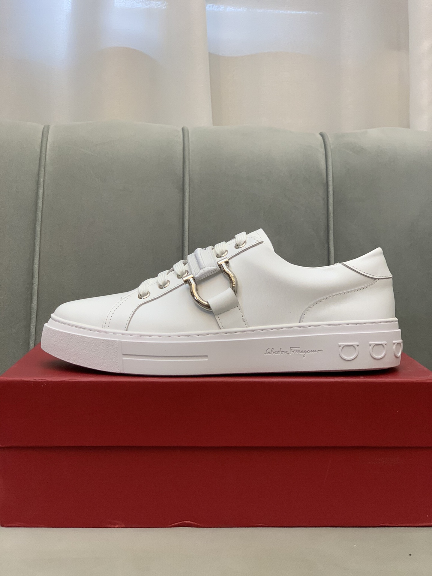 Salvatore Ferragamo Gancini Sneaker 5 - vstockx
