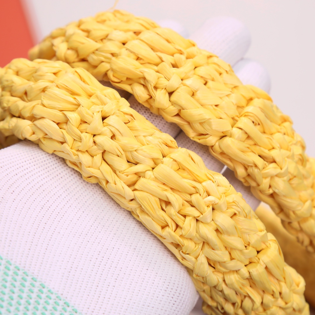 Handbags SAINT LAURENT 688864 size 38  35  14.5 cm - vstockx