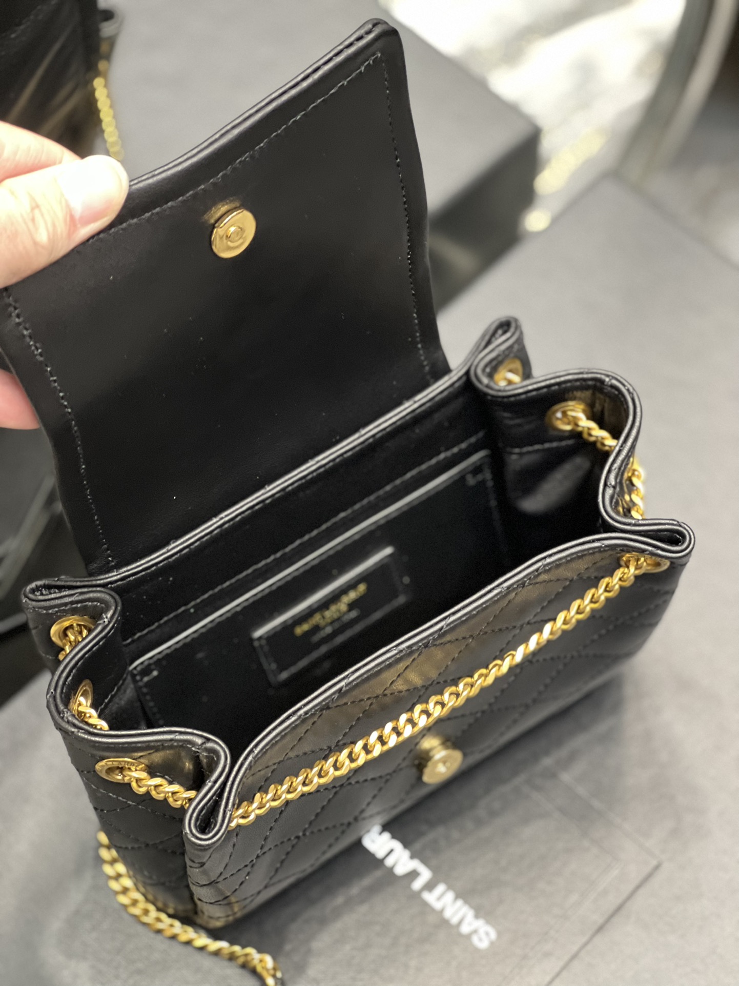 Handbags SAINT LAURENT 672738 size 18x13x6 cm - vstockx
