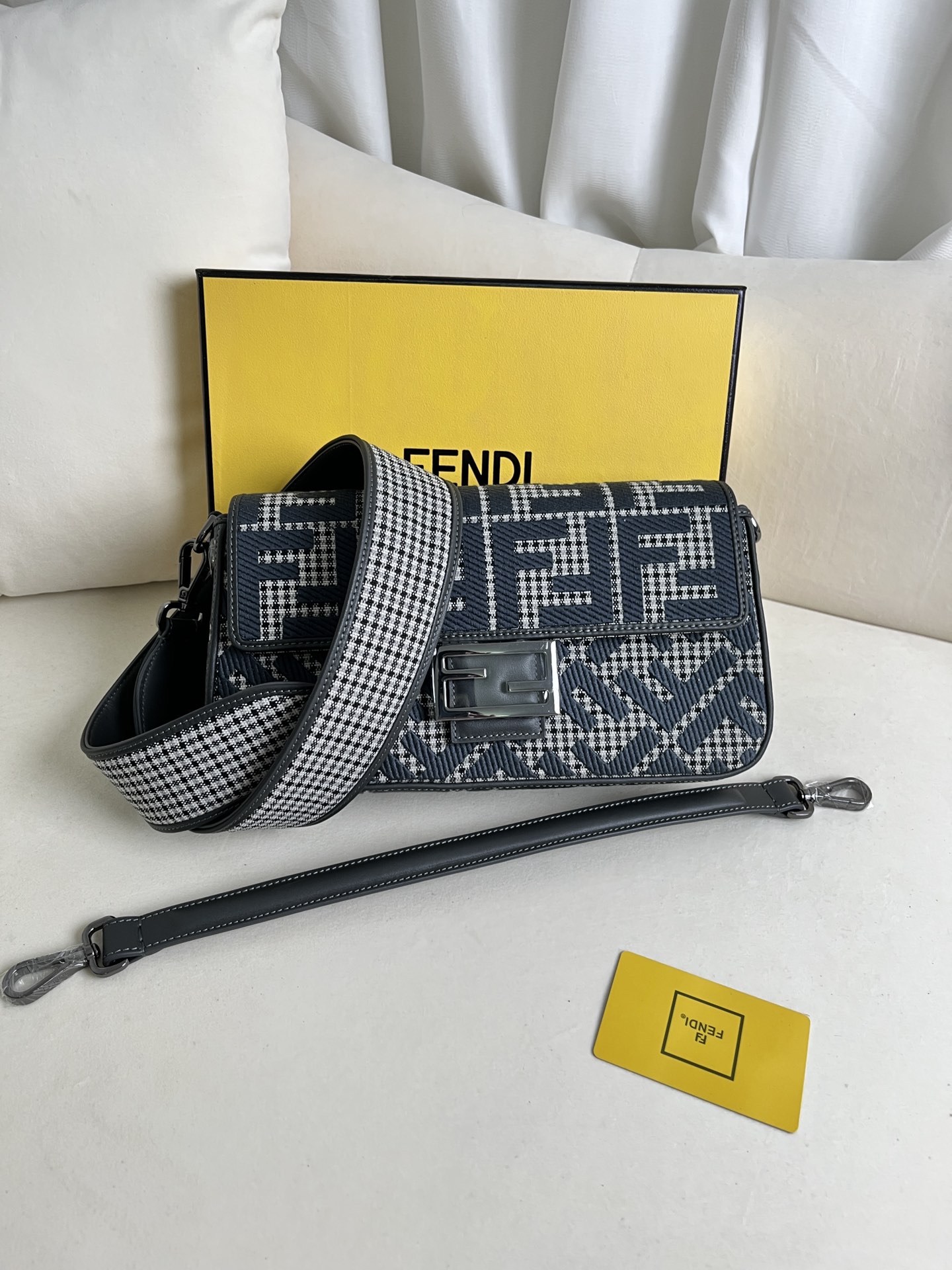 handbags FENDI 0159 size:26*5*15cm - vstockx