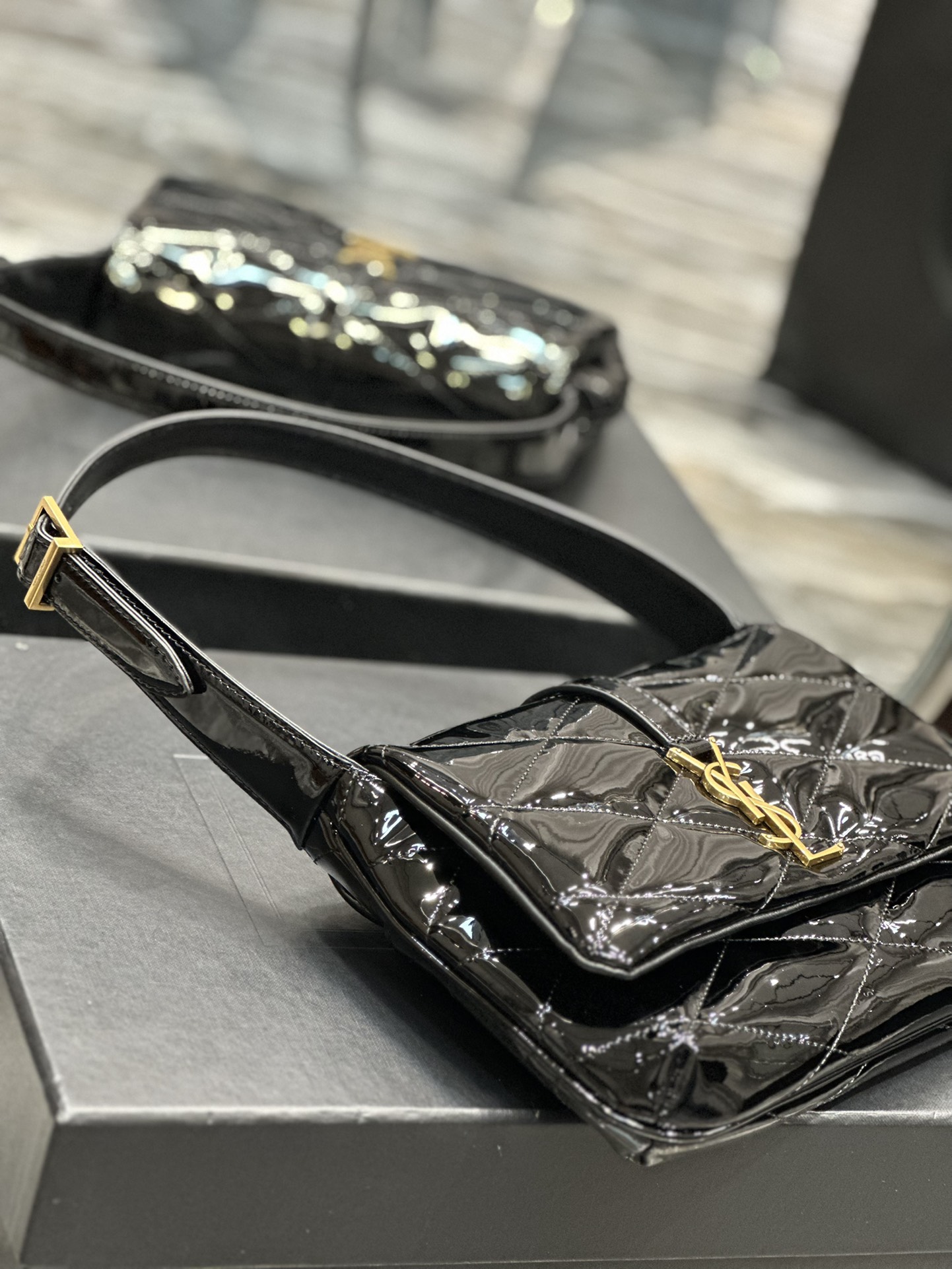 Handbags SAINT LAURENT 698567 size 24  18  5.5 cm - vstockx