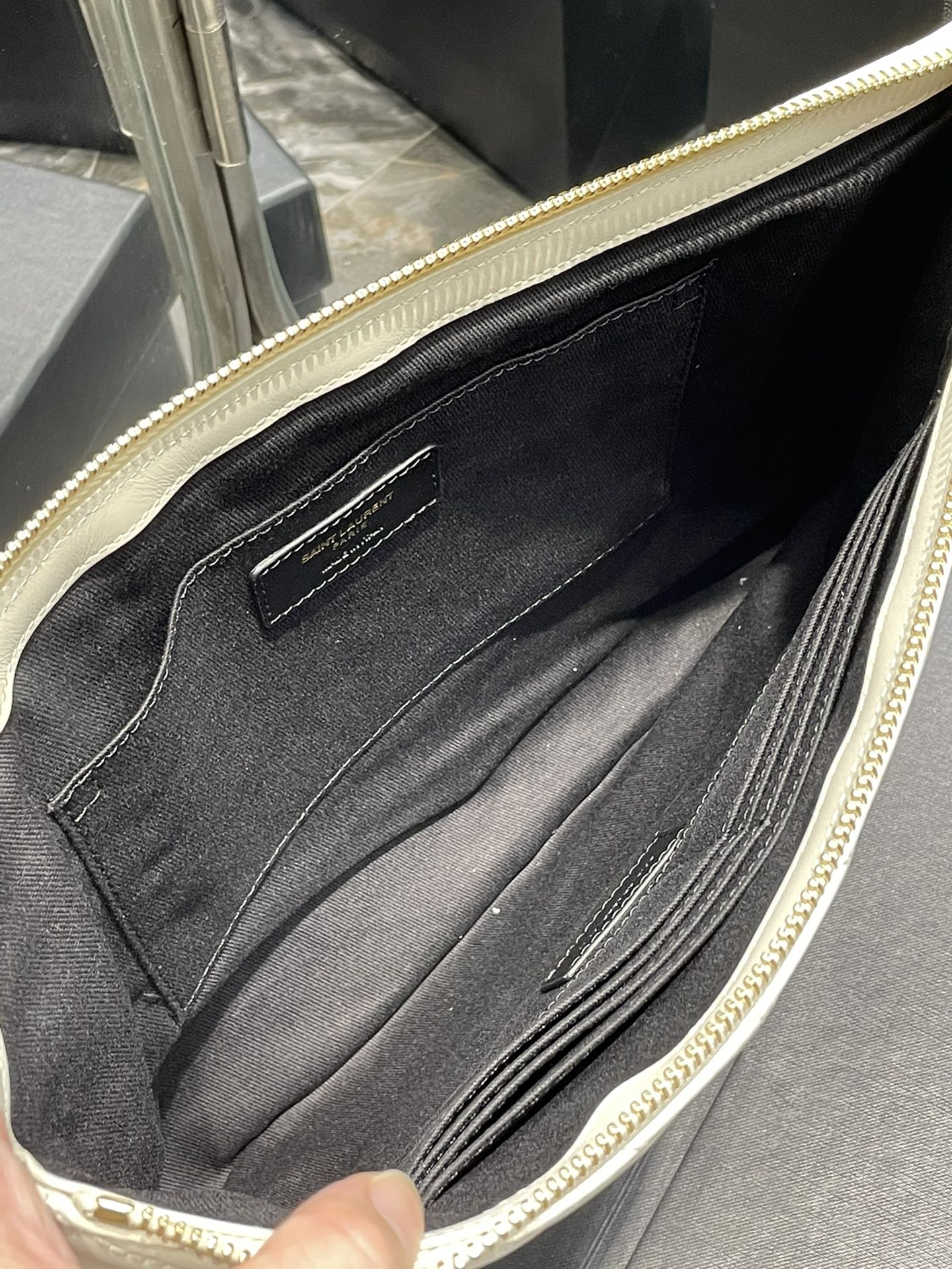 Handbags SAINT LAURENT 440222 size 36x24.5x2.5 cm - vstockx