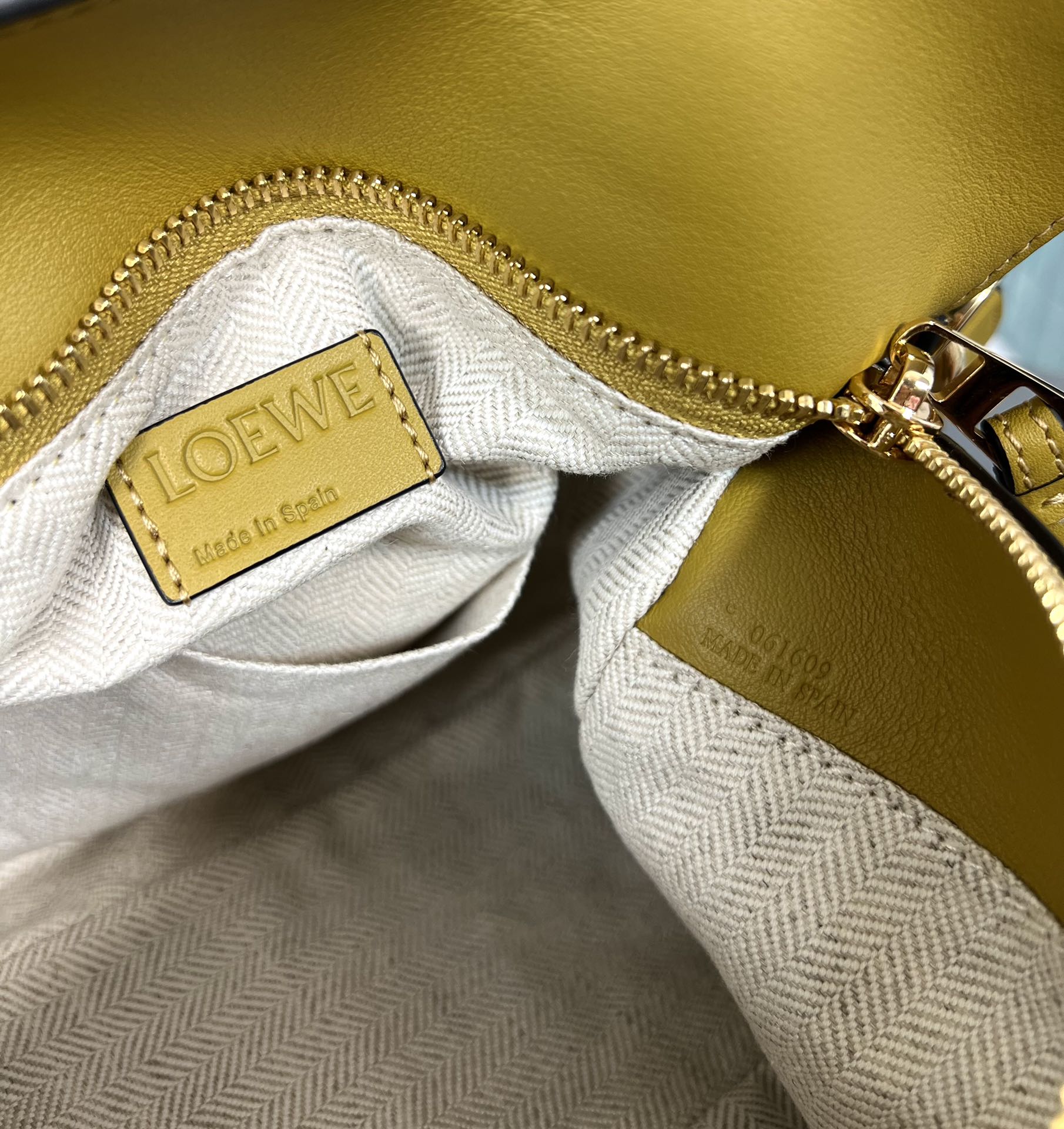 Handbags LOEWE ZP size:2414-11 cm - vstockx