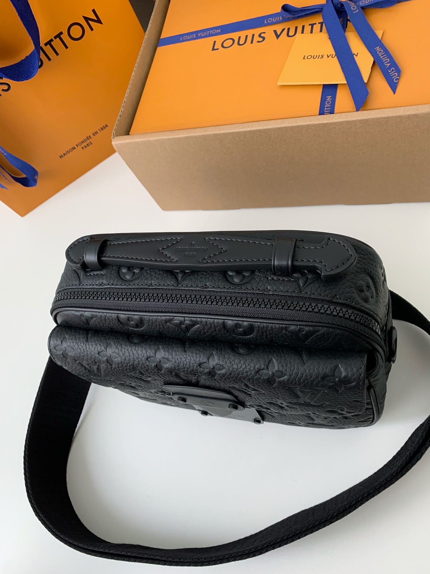 Handbags Louis Vuitton M58489 size:22*18*8 cm - vstockx