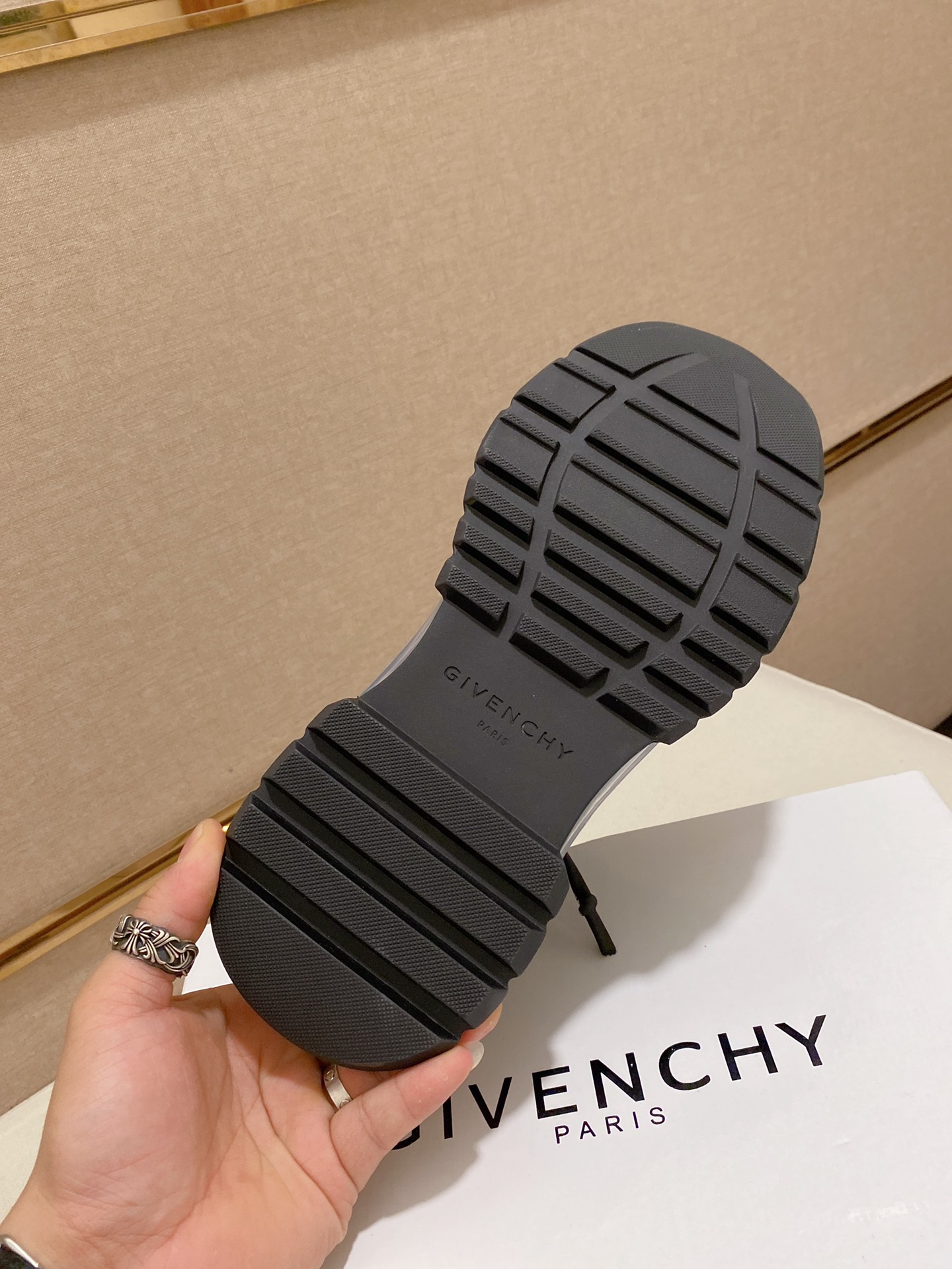 Givenchy Spectre Zip Sneakers 6 - vstockx