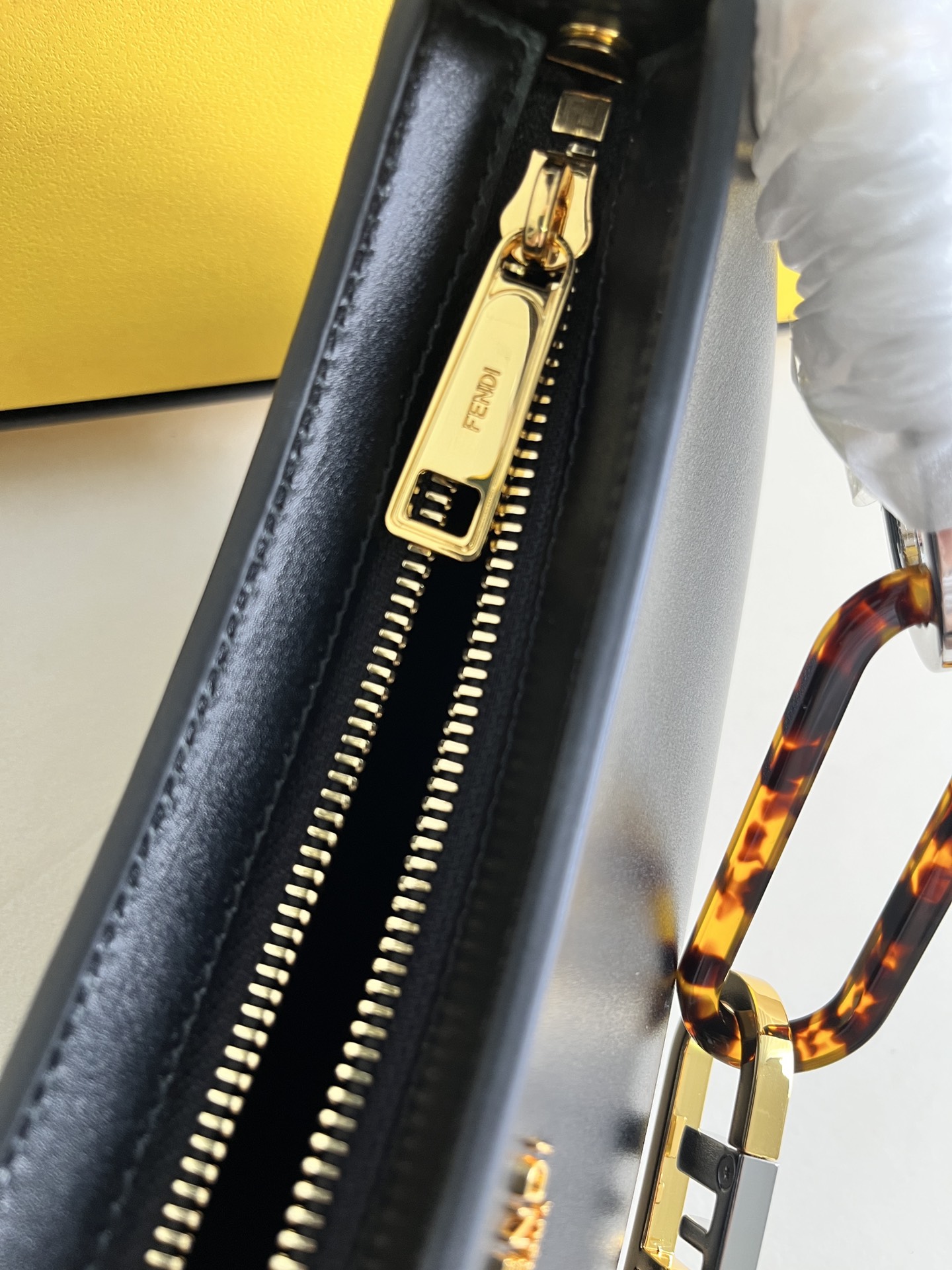 handbags FENDI 225 size:32*11*5cm - vstockx