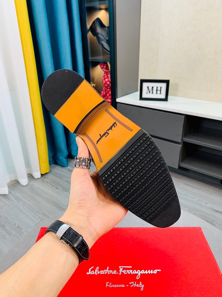 Salvatore Ferragamo Boots 32 - vstockx