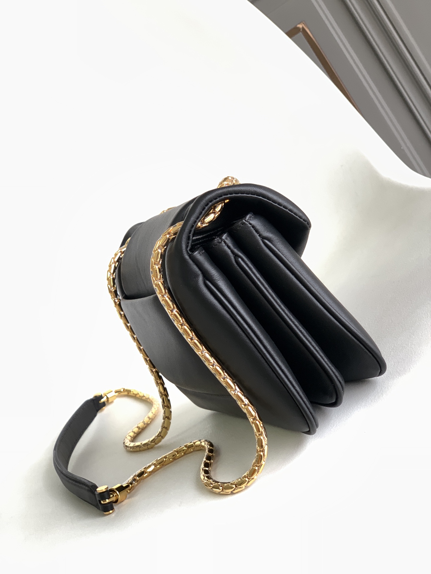 Handbags Bvlgari SERPENTI REVERSE size:22.5*15*7 cm - vstockx