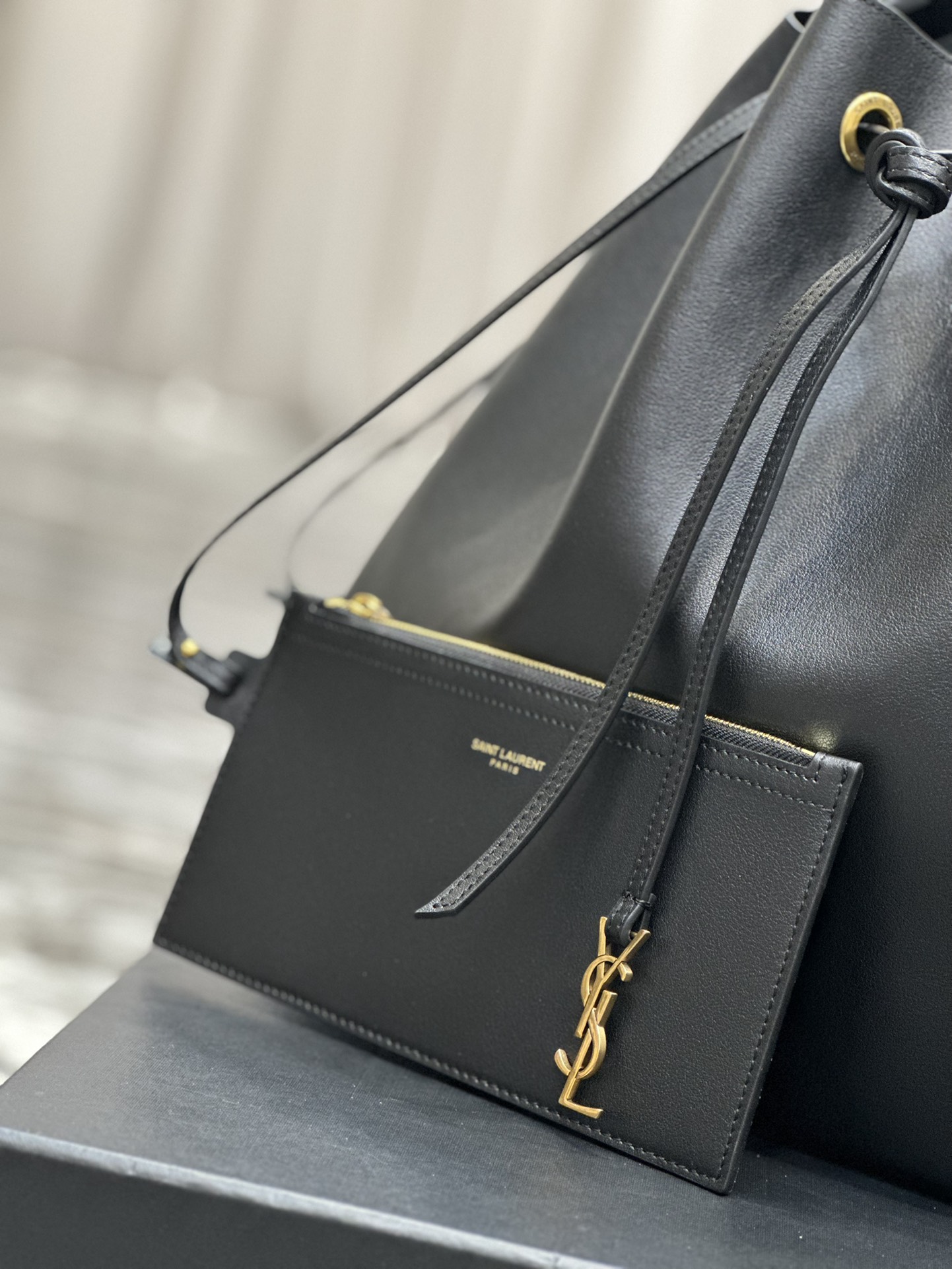 Handbags SAINT LAURENT 697941 size 44  33  2.5 cm - vstockx