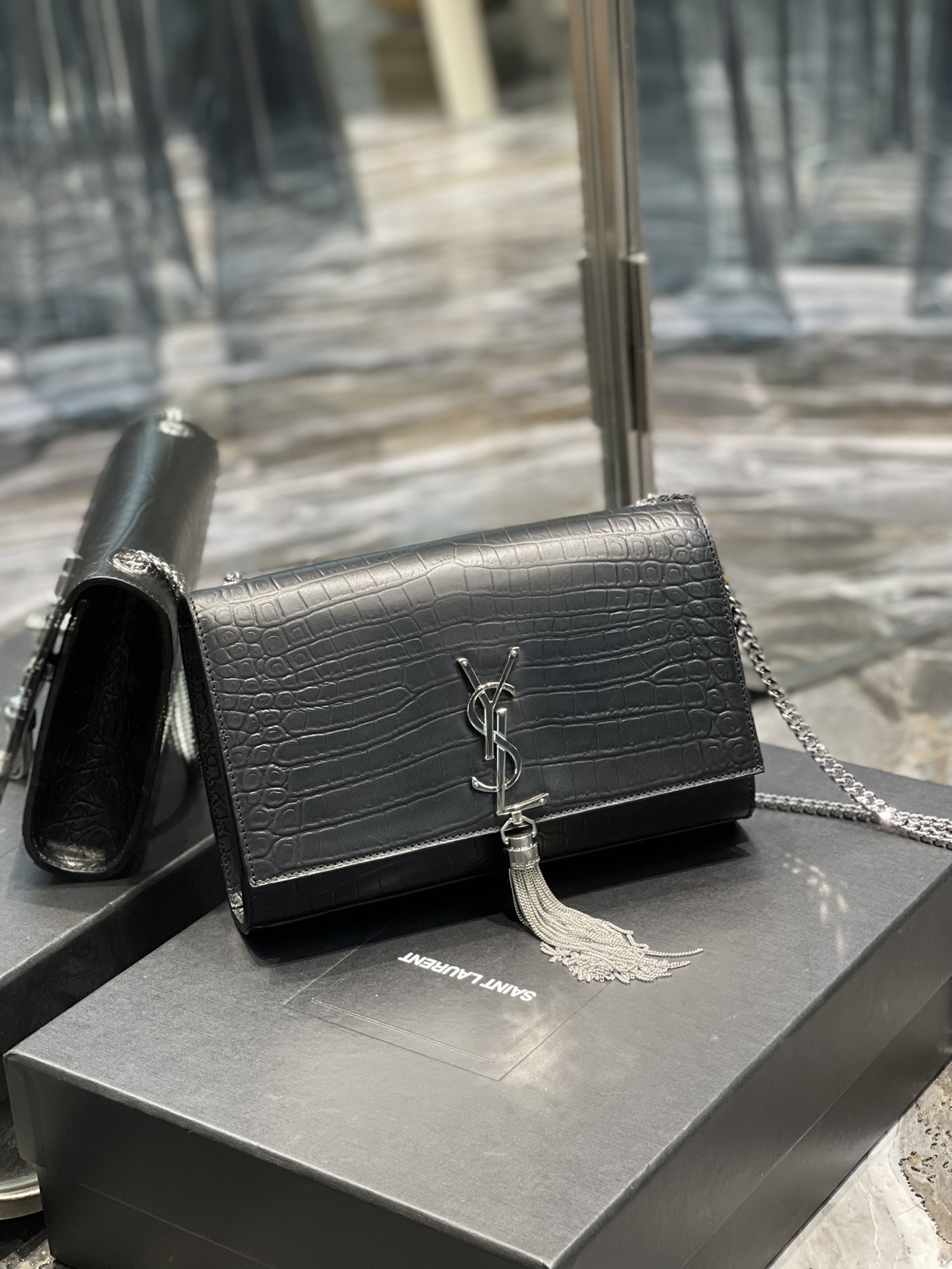 Handbags SAINT LAURENT 354119 size 24x14.5x5 cm - vstockx