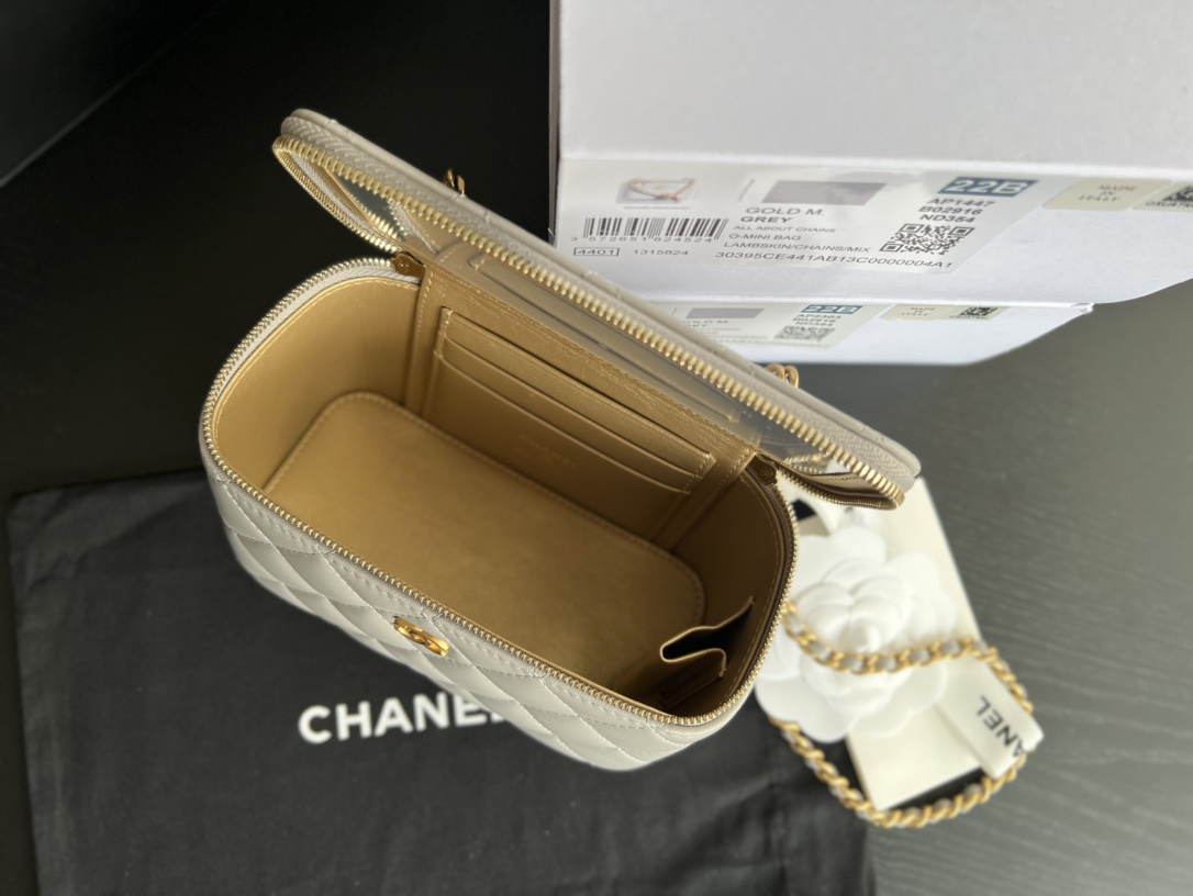 Handbag Chanel AP2303 size 17cmx9.5cmx8 cm - vstockx