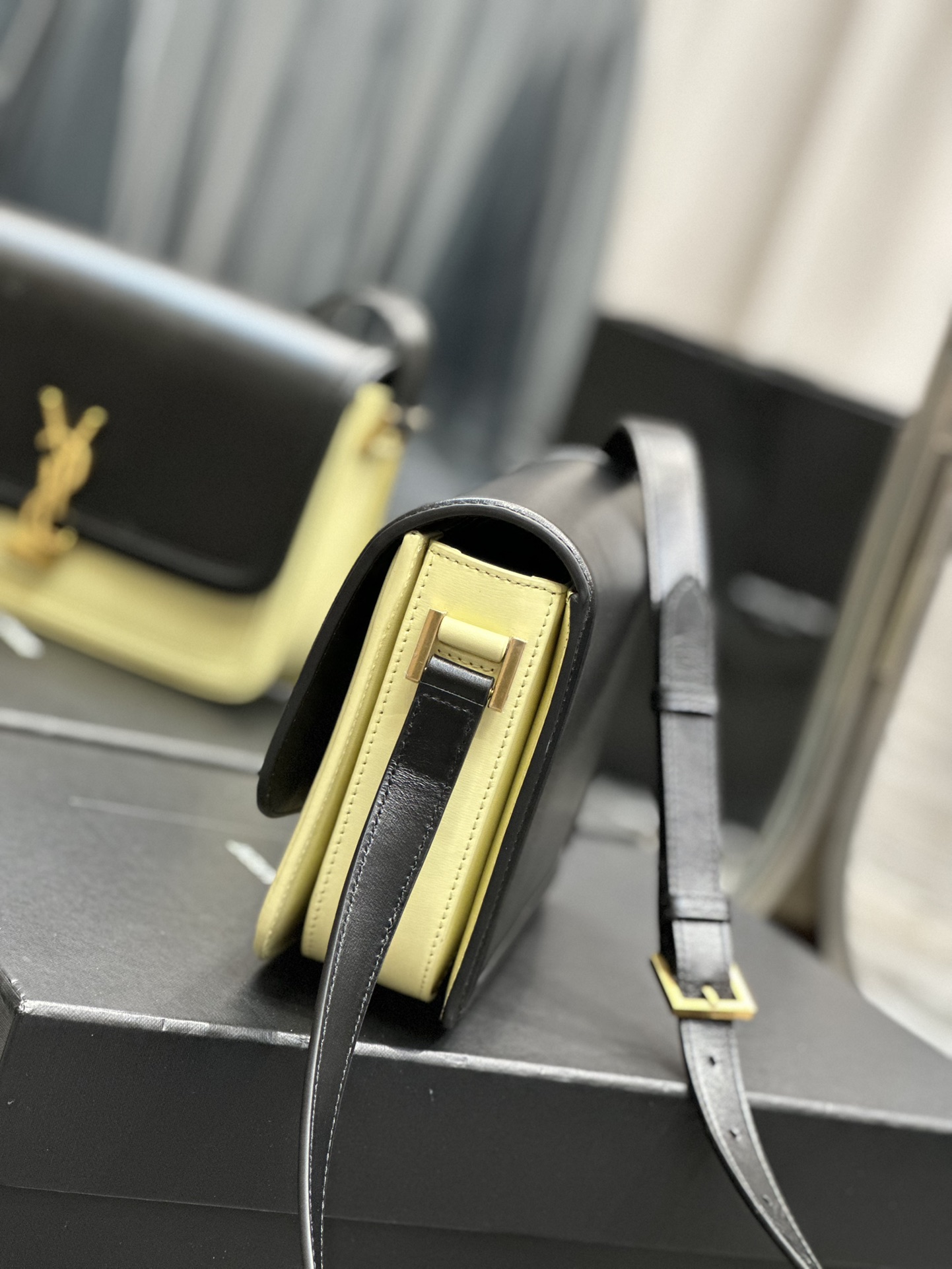 Handbags SAINT LAURENT 634305 size 23x16x6 cm - vstockx