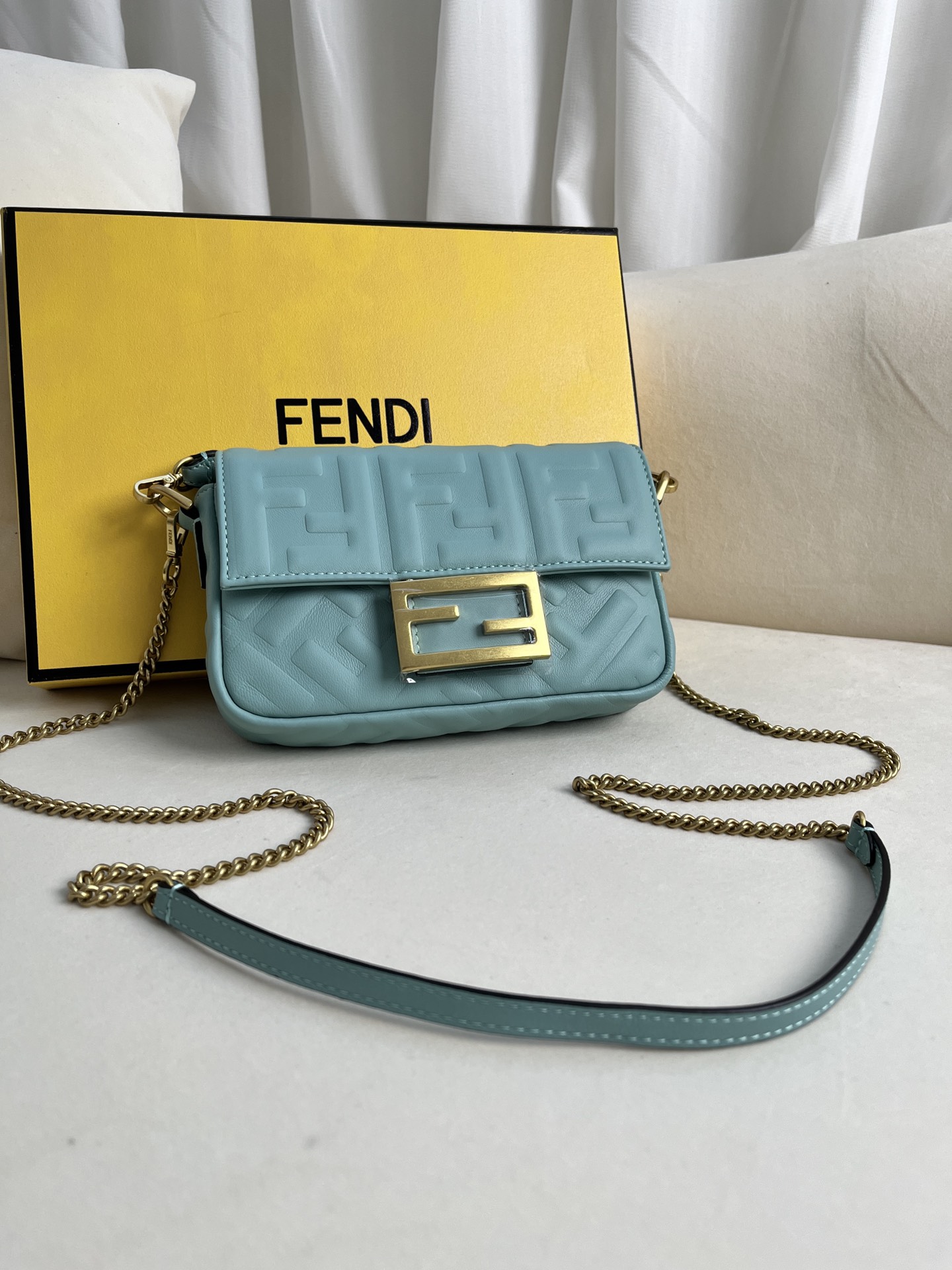 handbags FENDI 212 size:19*11.5*4cm - vstockx