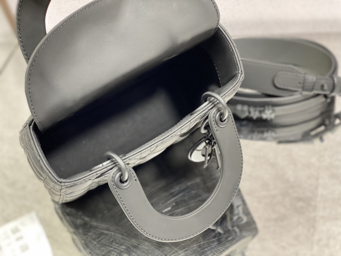 Handbag Dior size 20 cm - vstockx