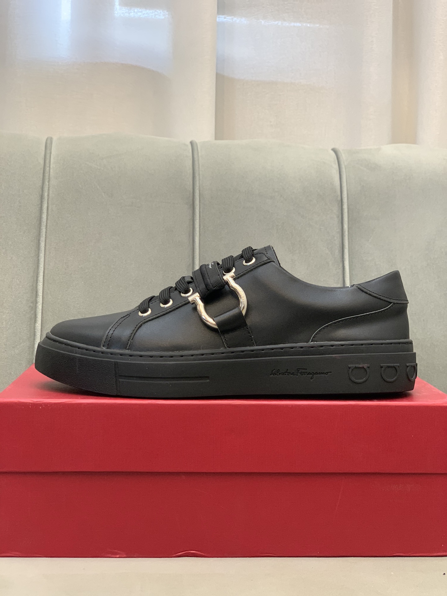 Salvatore Ferragamo Gancini Sneaker 4 - vstockx